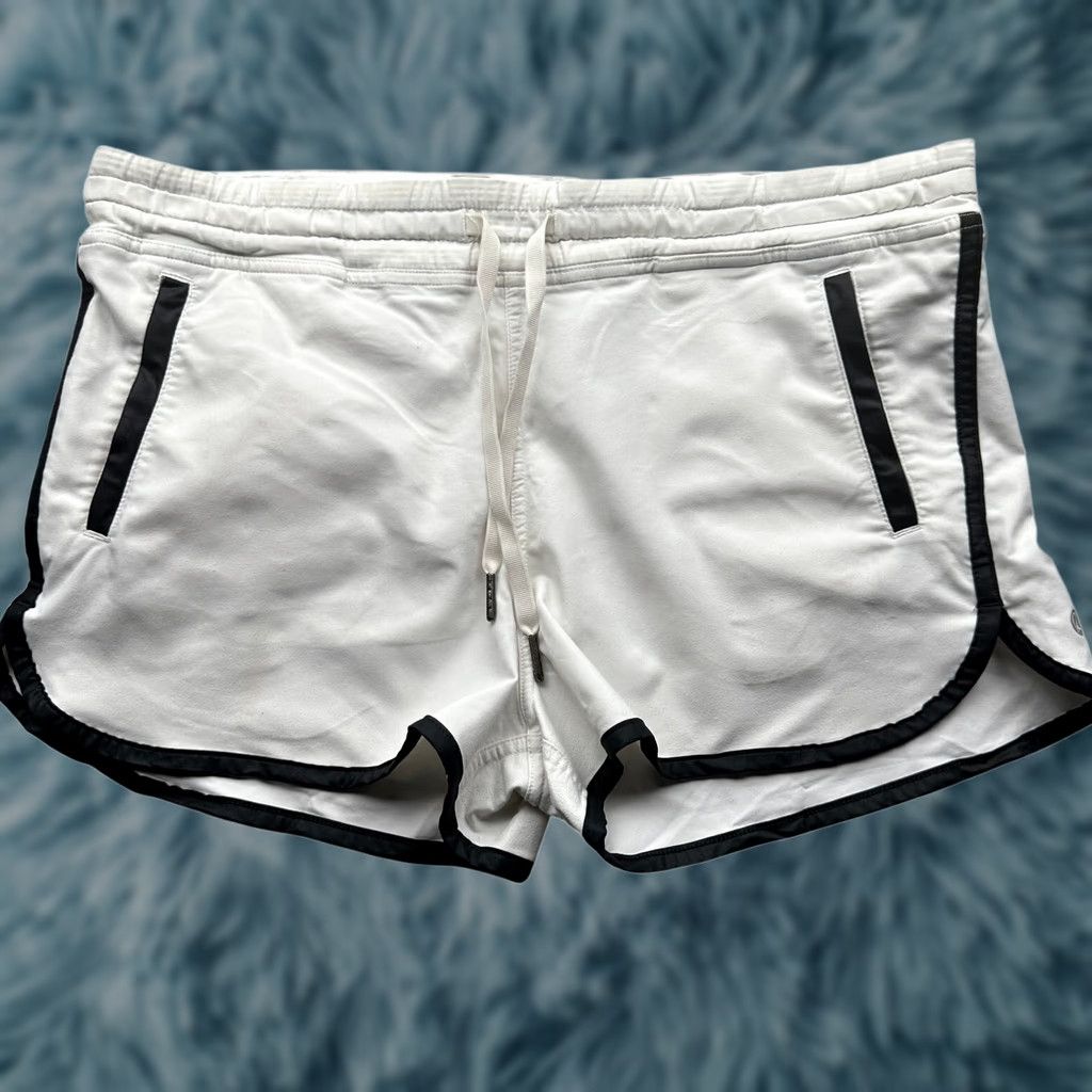 Lululemon Lululemon Varsity Shorts White Black Womens XL L Pocket Drawstring High Rise Size 36" / US 14 / IT 50 - 1 Thumbnail