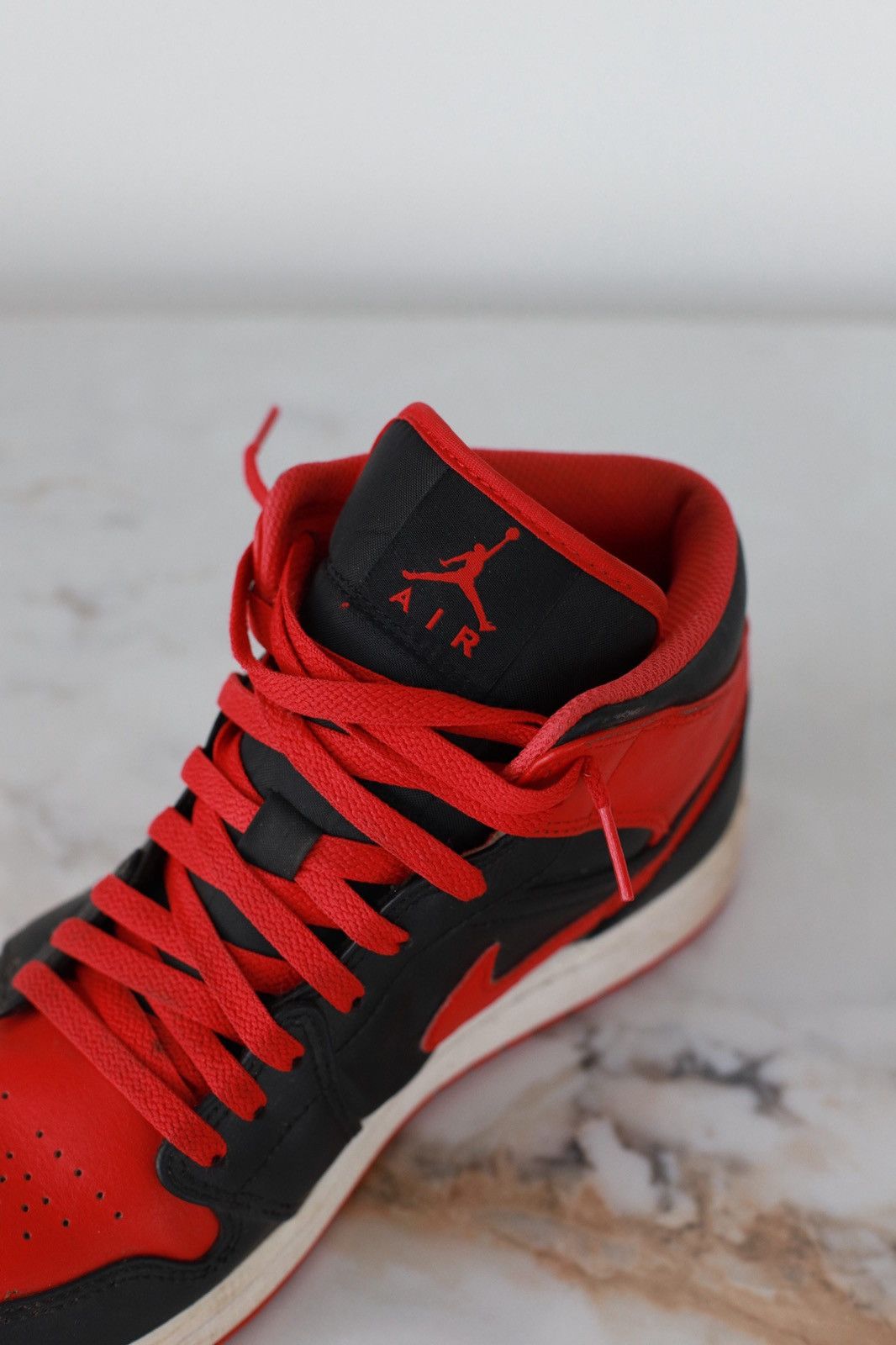 Nike Кросівки Nike Air Jordan 1 Retro High Розмір Black & red Size US 8 / EU 41 - 2 Thumbnail