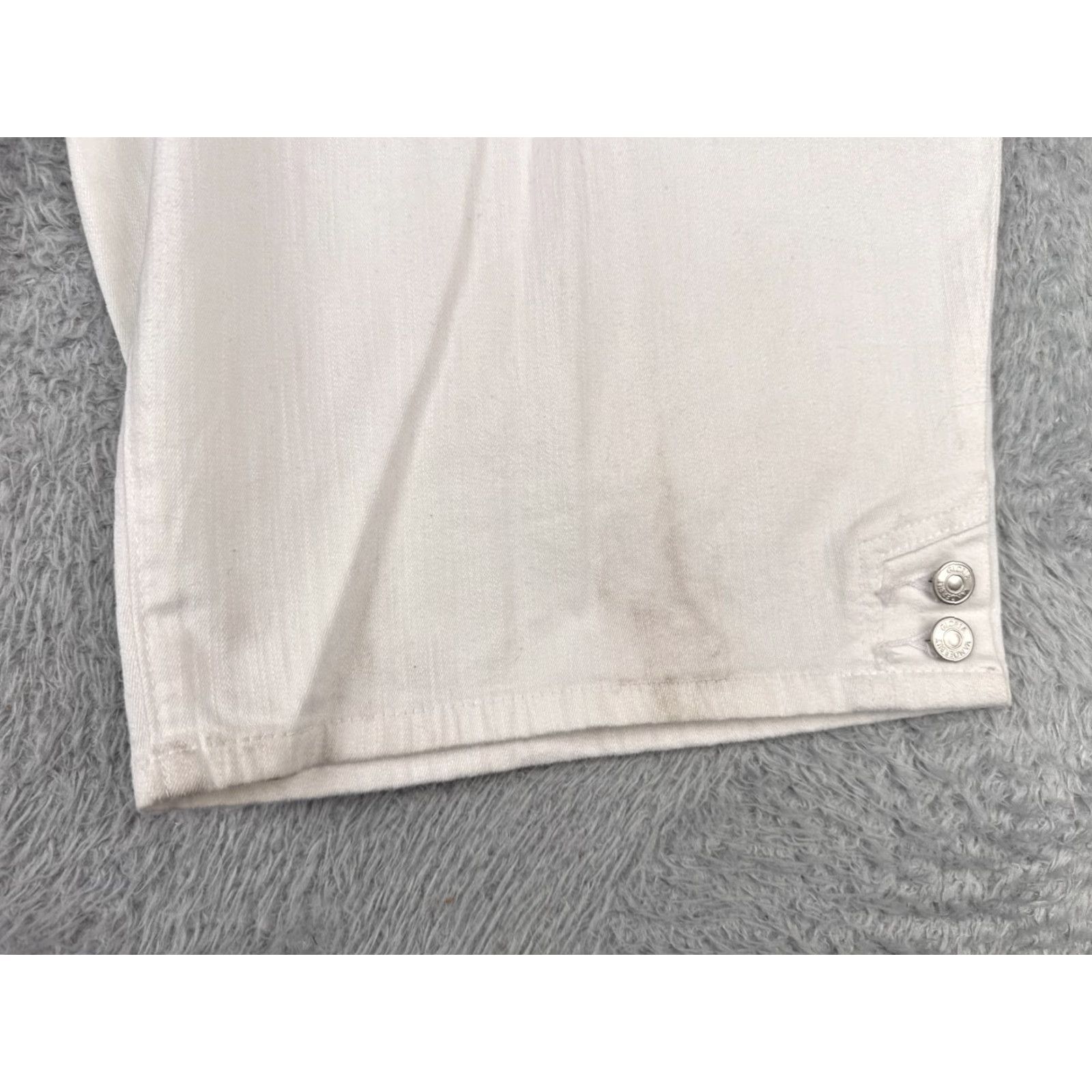 Gloria Vanderbilt Gloria Vanderbilt Shorts Womens 20W White Kaia Skimmer Button Fly Cotton 44x16 Shirt Womens 20W White Skimmer Denim Casual Beach 90s? Size 42" / US 20 - 7 Thumbnail