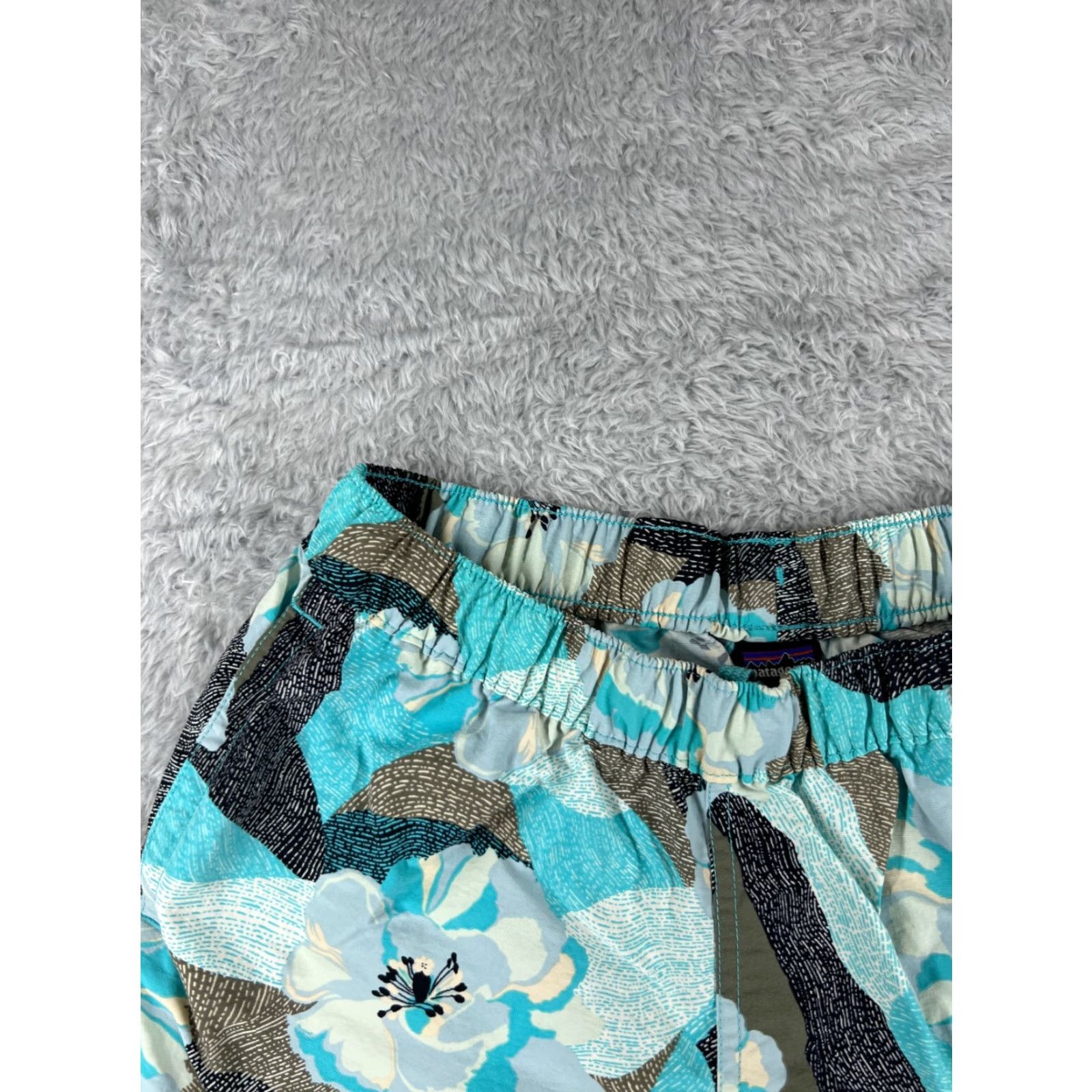 Patagonia Patagonia Shorts Women XS Teal Green Floral Hibiscus Baggies Gym Run Activewear Casual Travel Workwear Pockets Logo Front Flat Front Size 26" / US 2 / IT 38 - 4 Thumbnail