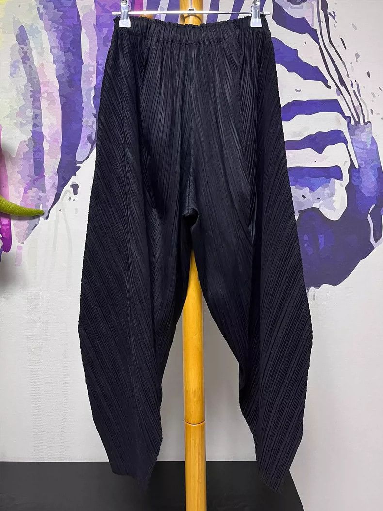 Issey Miyake Issey Miyake size:3 Black pleated trousers Size 22" - 2 Thumbnail