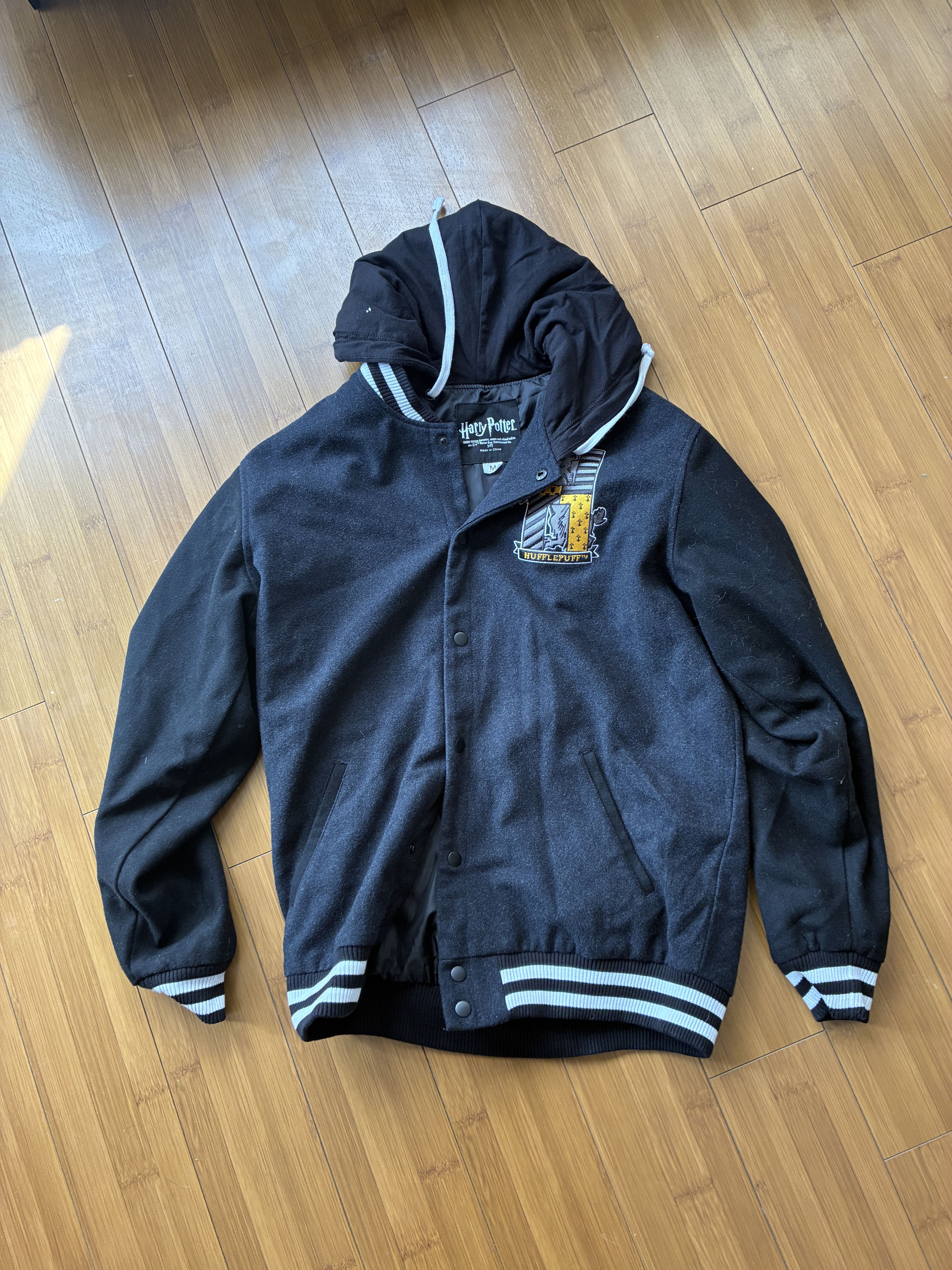 Warner Bros Harry Potter Hufflepuff Varsity Jacket Black Men's Medium Size US M / EU 48-50 / 2 - 1 Thumbnail