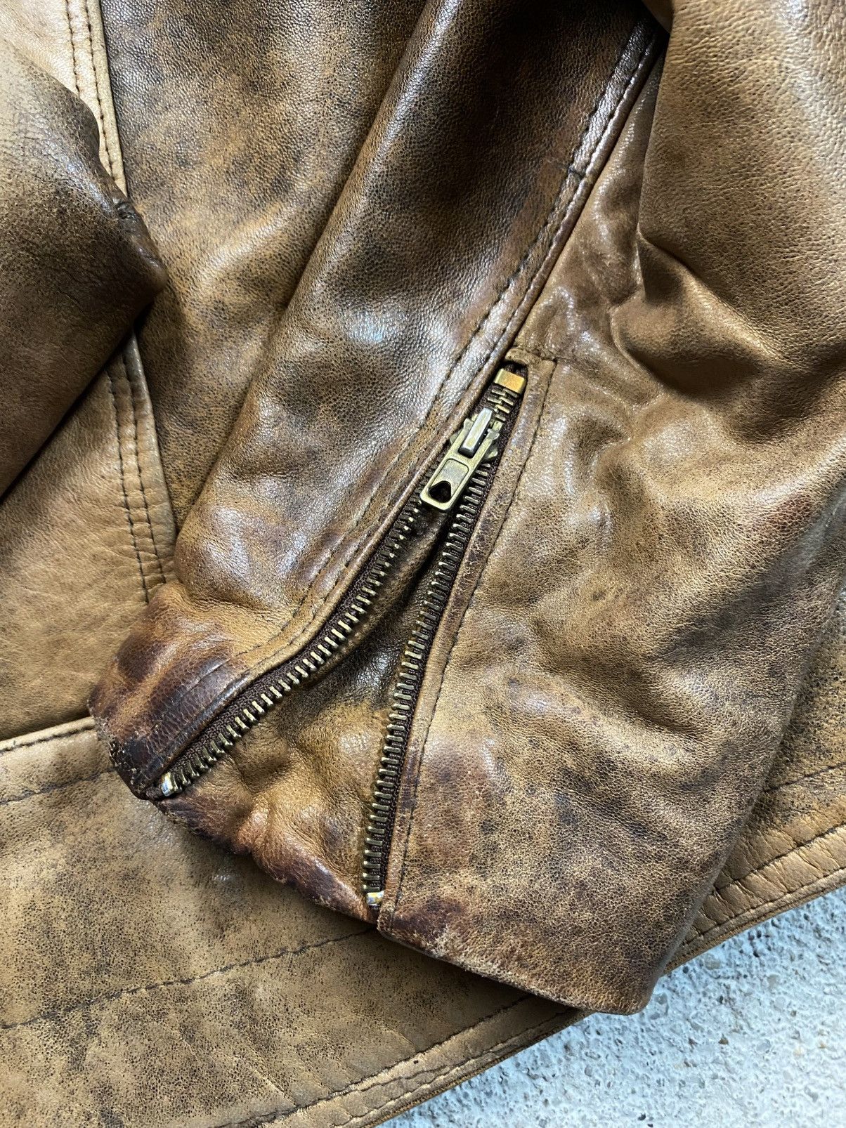 Vintage Vintage leather jacket bomber chevignon 90s USA distressed Size US XL / EU 56 / 4 - 14 Thumbnail