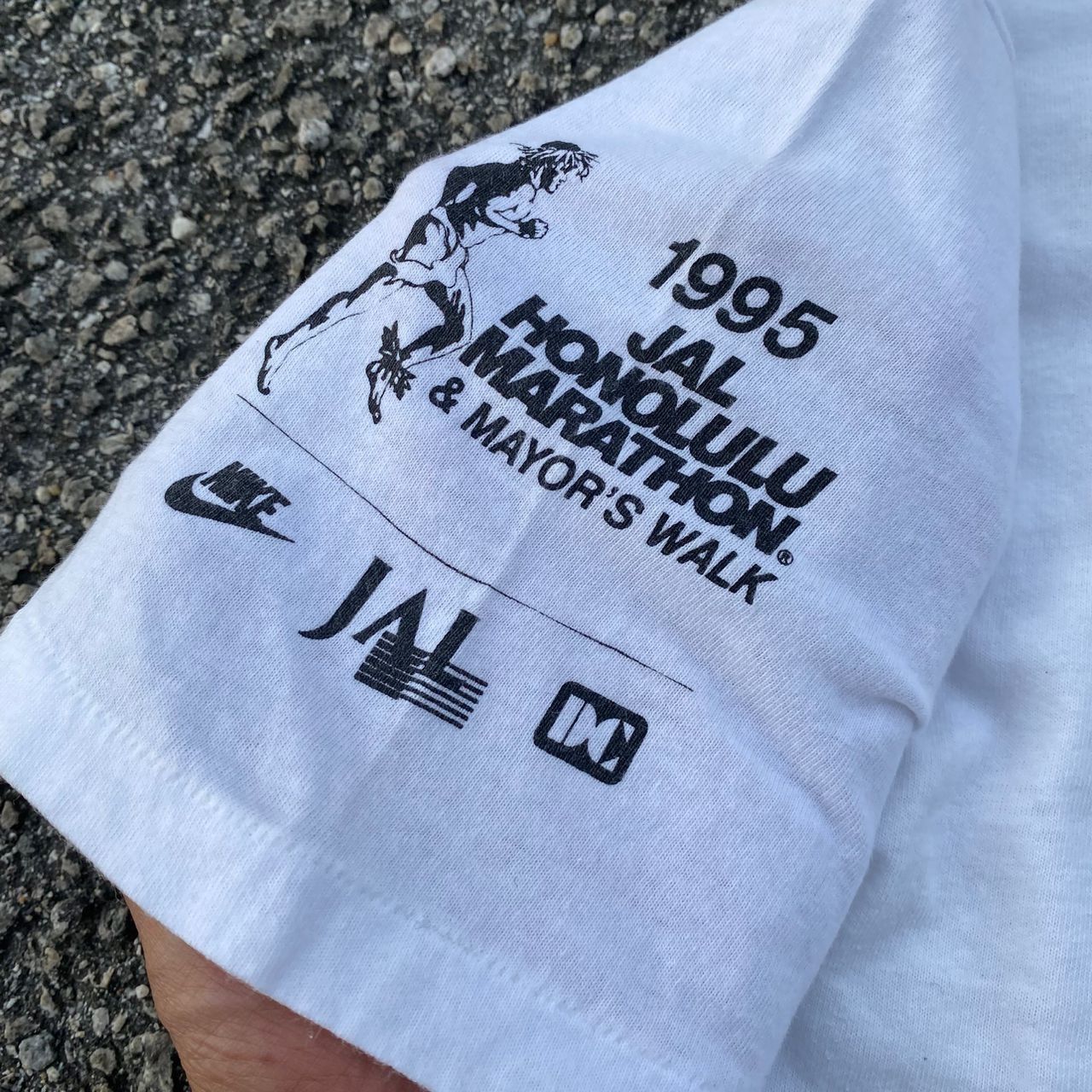 Nike Vintage 1995 Nike Jal Honolulu Marathon Mayor Walk Tshirt Size US S / EU 44-46 / 1 - 4 Thumbnail