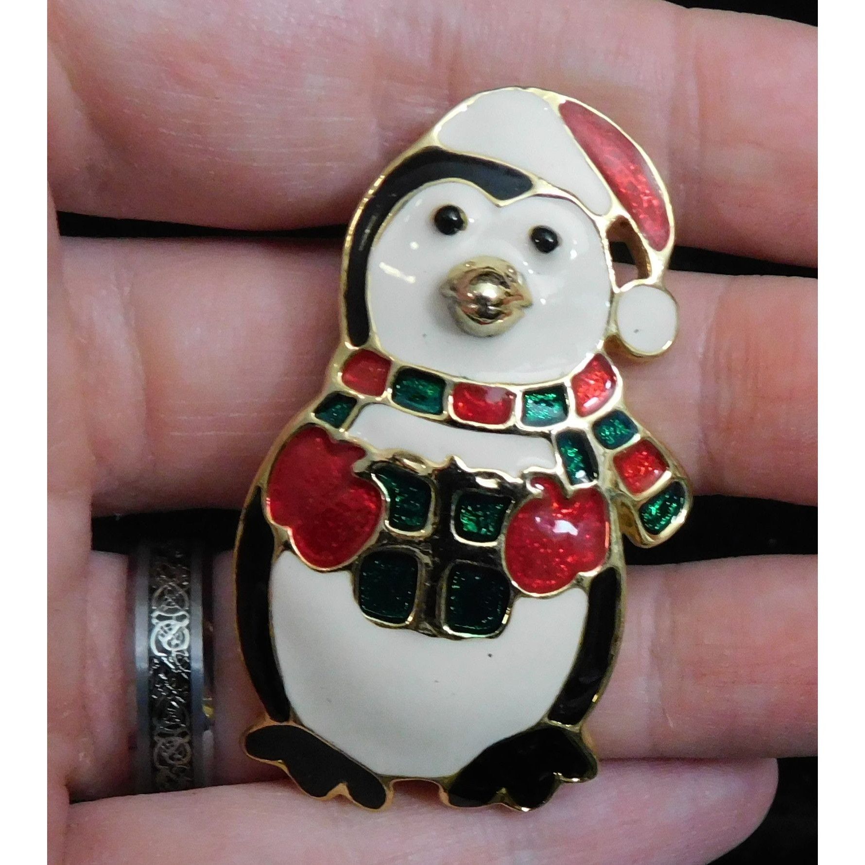 Other Vintage Christmas Penguin Holding Present Brooch Size ONE SIZE - 2 Thumbnail