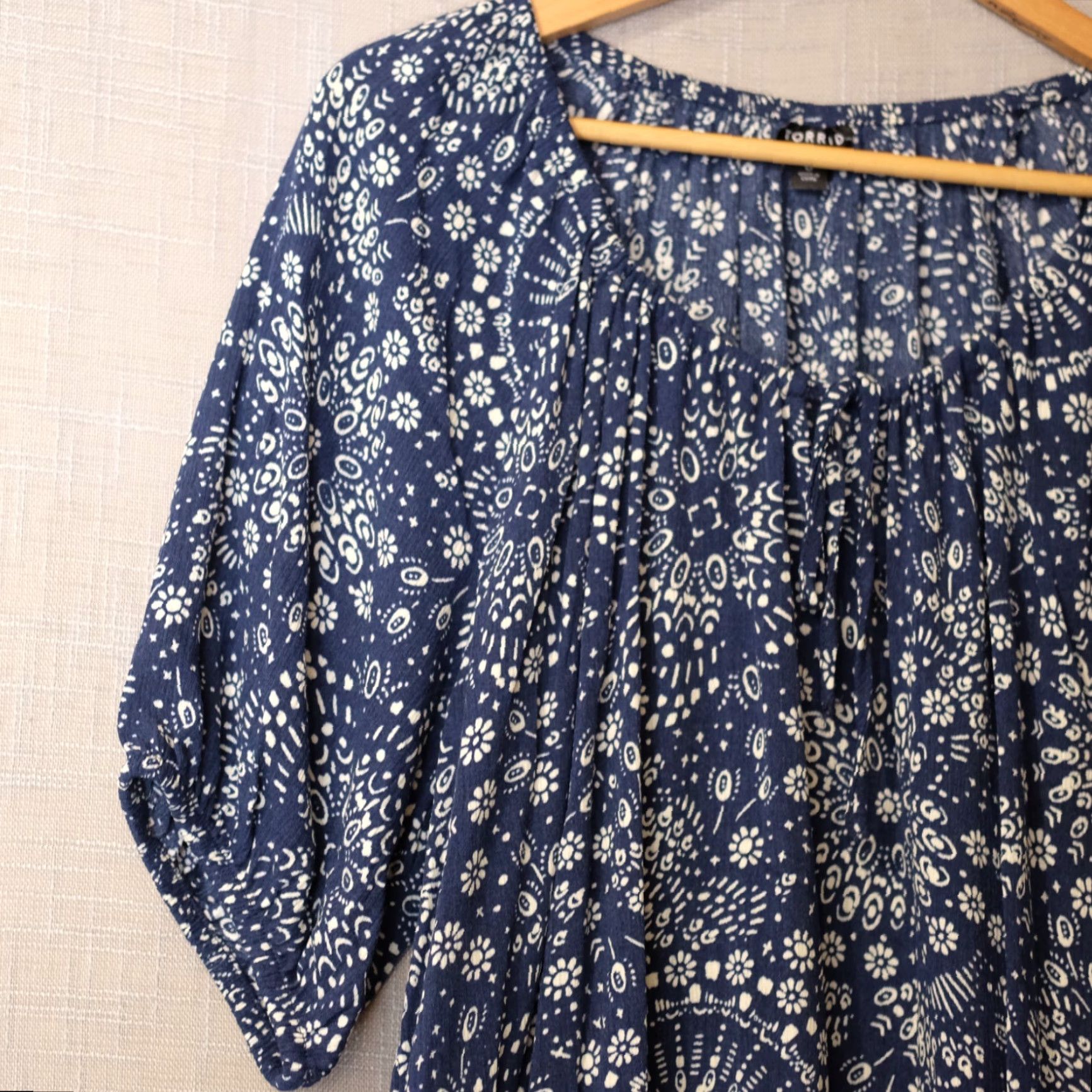 Torrid Nwot! Torrid Navy/White Floral Tunic Blouse Stretch Lightweight Womens 0 #H99-81 Size XS / US 0-2 / IT 36-38 - 2 Thumbnail