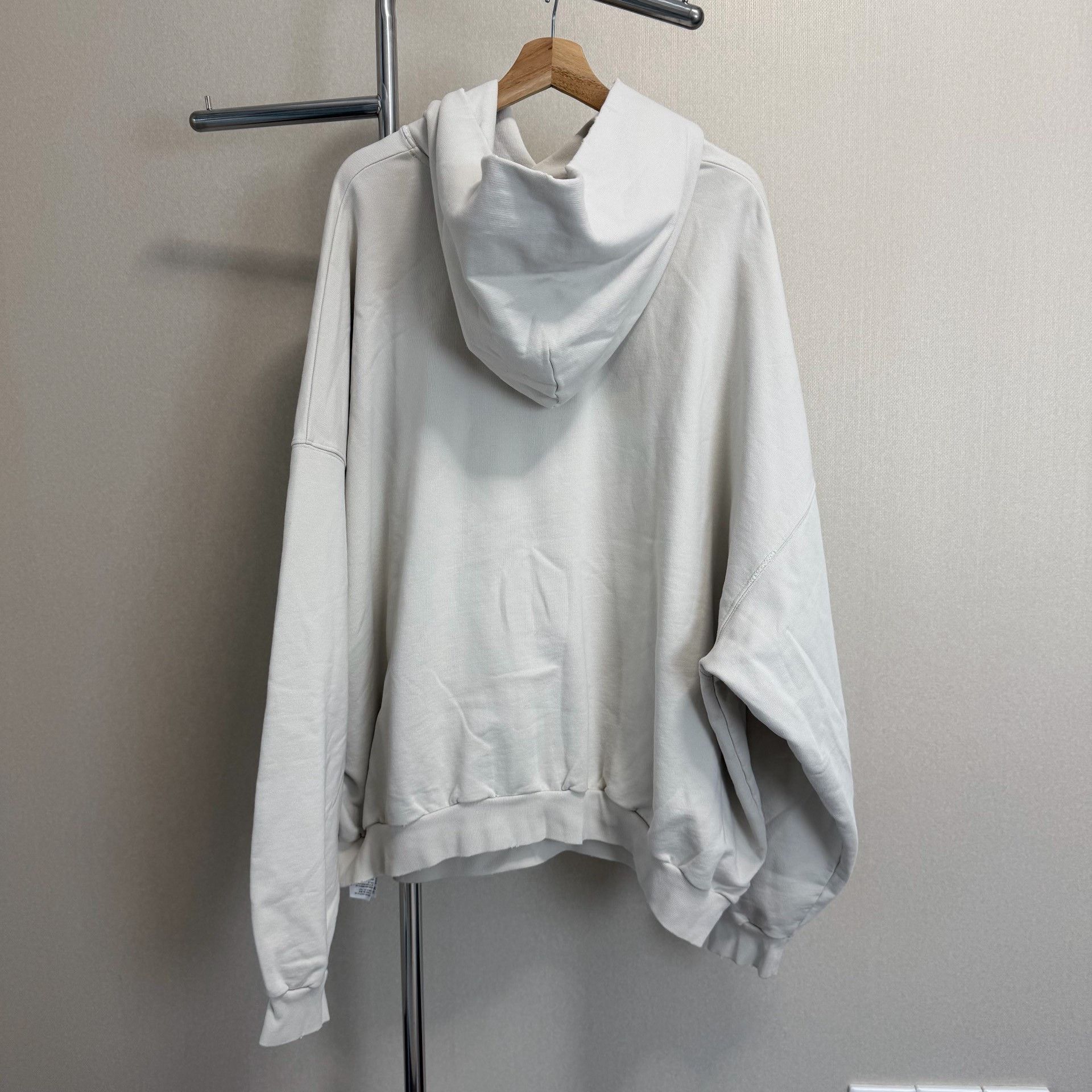 Balenciaga Balenciaga FW22 'Be Different' Apple Print Hoodie Size US L / EU 52-54 / 3 - 2 Thumbnail