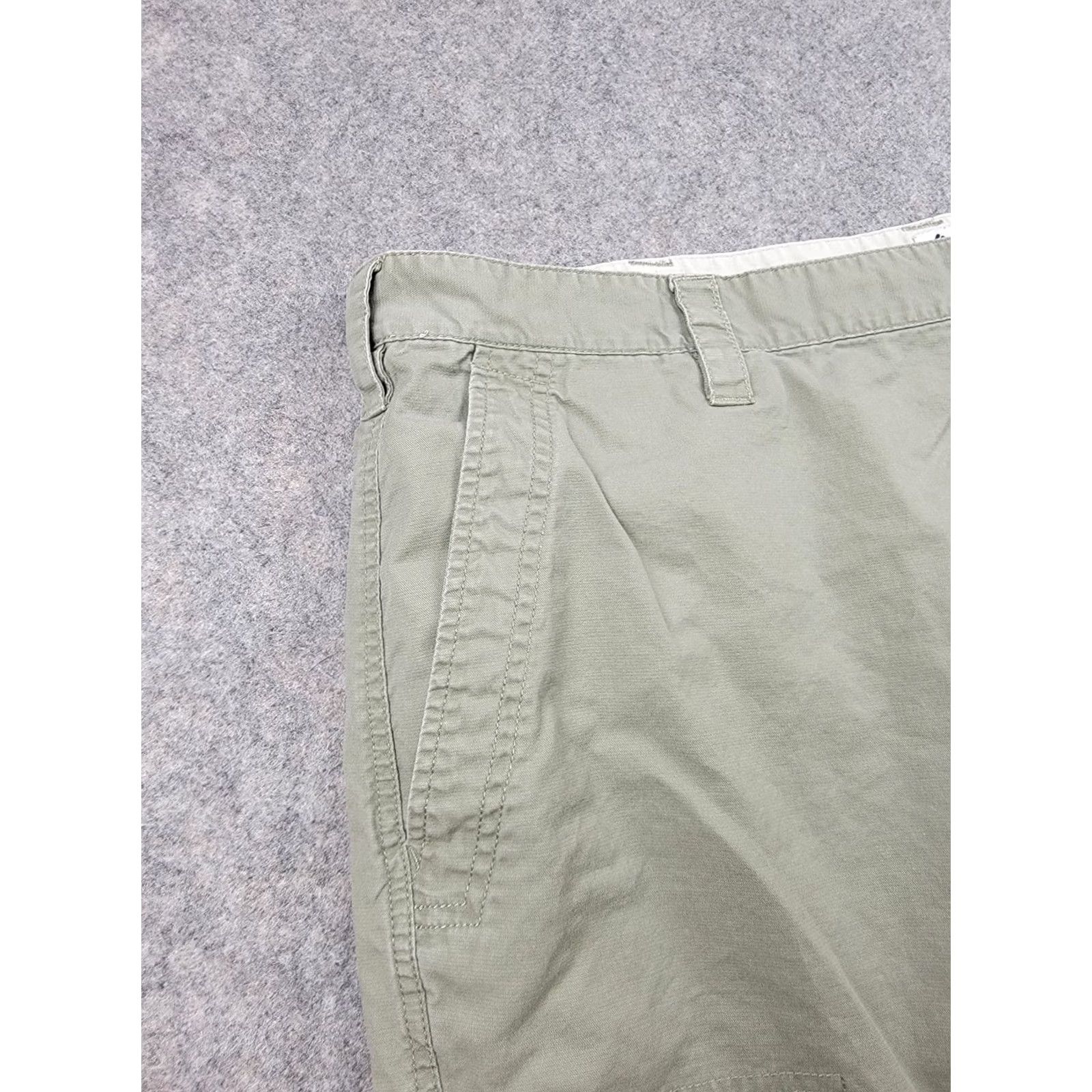 Vintage Columbia Shorts Mens 44 Green 9 in Inseam Cargo Casual Outdoor Hiking Camping Cotton Cargo Pocket Slash Pocket Logo Button Size US 44 / EU 60 - 2 Thumbnail