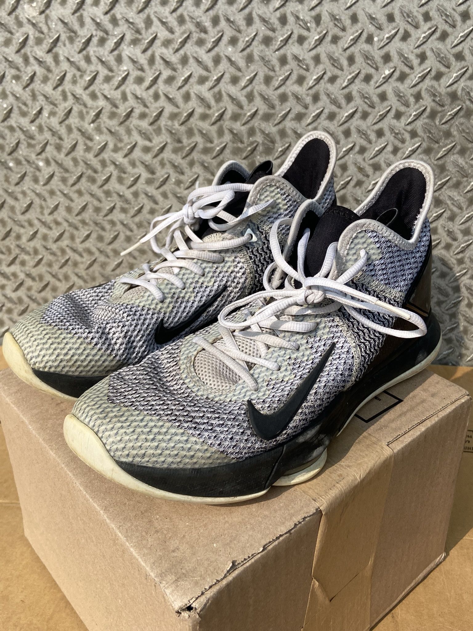 Nike Nike LeBron Witness 4 Basketball Sneakers Shoes Men 10.5 Size US 10.5 / EU 43-44 - 6 Thumbnail