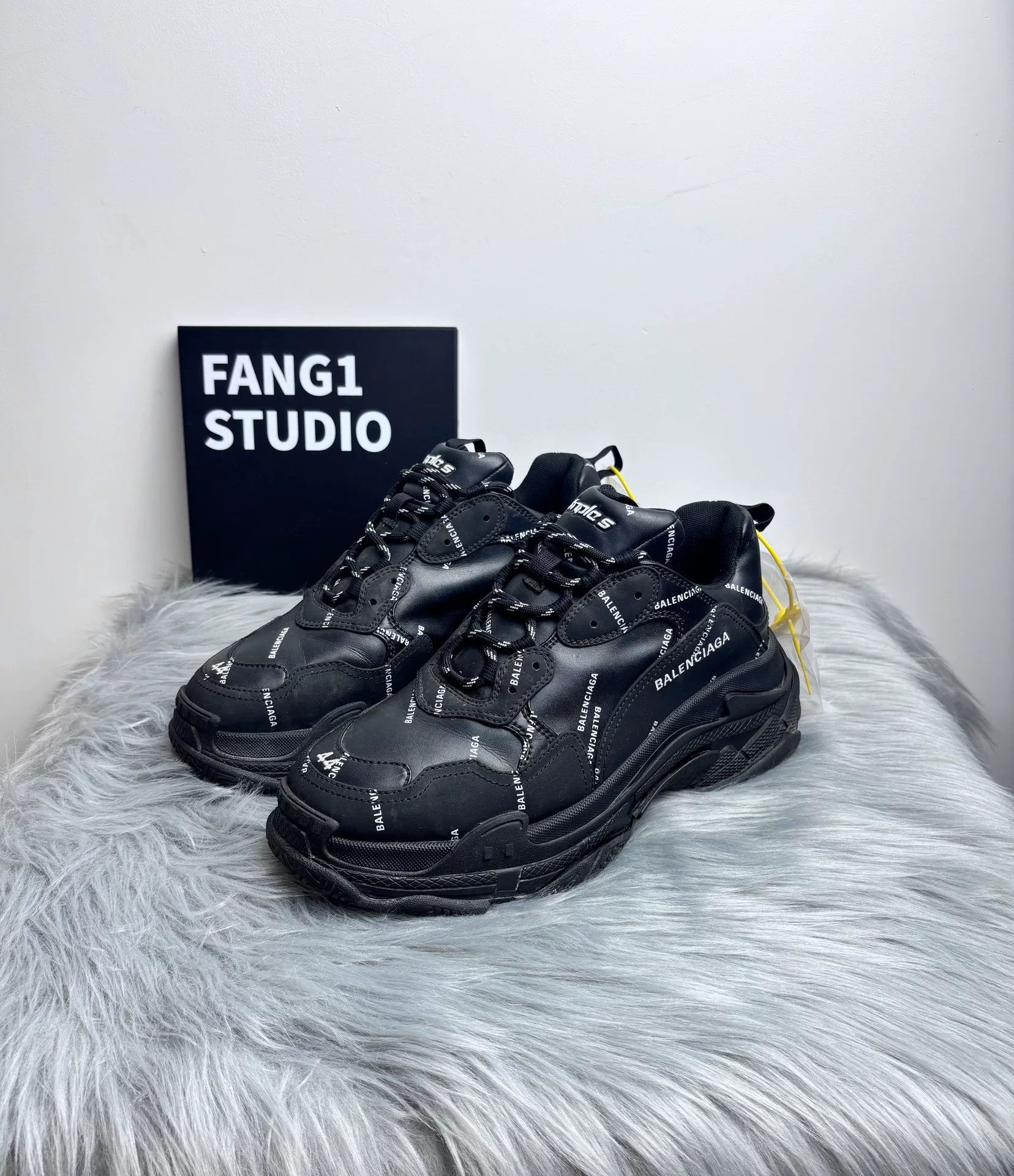 Balenciaga Balenciaga Retro Black Lowtop Sneakers 10.5 Men Size US 10.5 / EU 43-44 - 1 Thumbnail