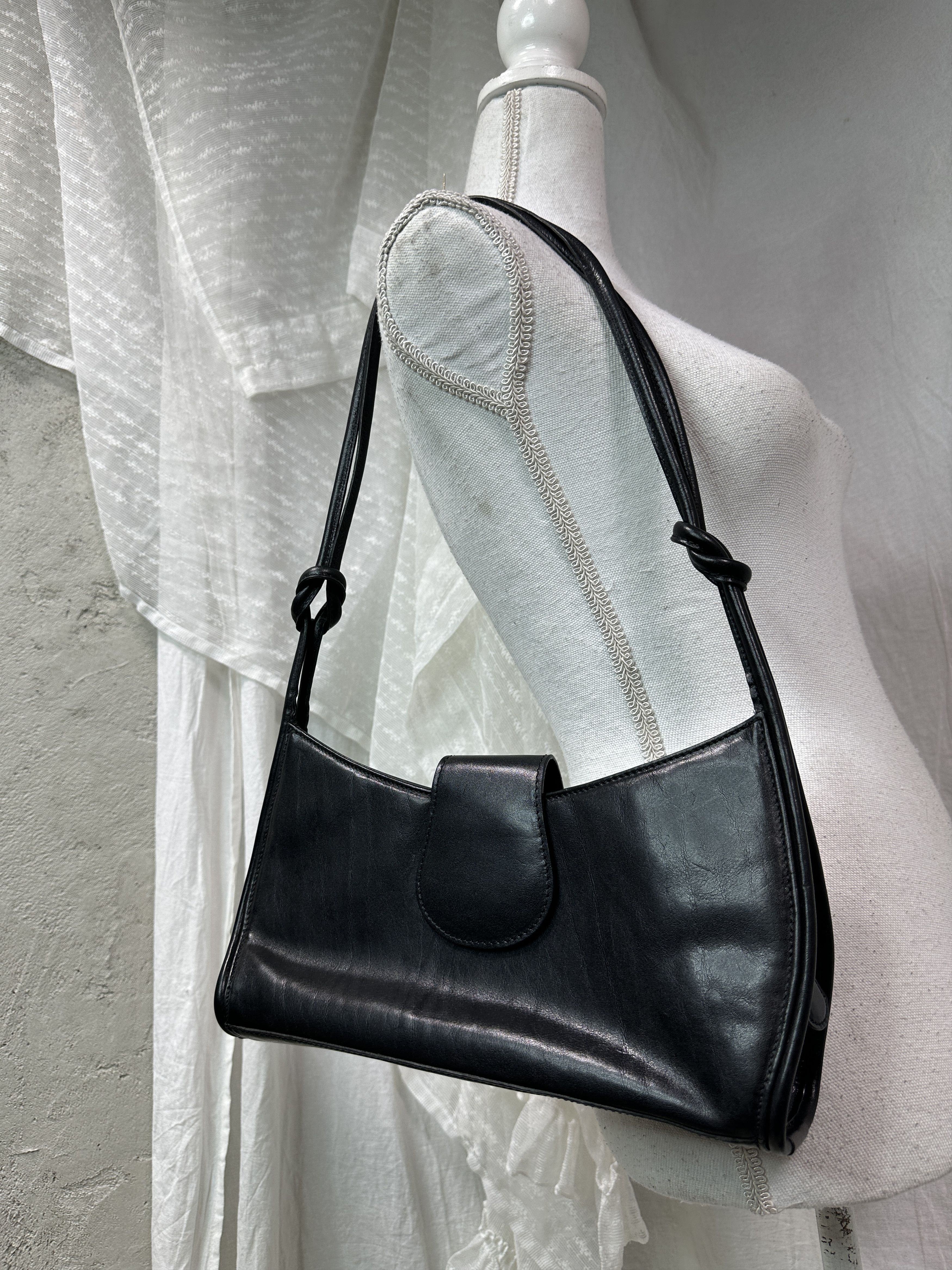 Vintage Vintage Avant Garde Grunge Leather Shoulder Bag Y2K Size ONE SIZE - 1 Thumbnail