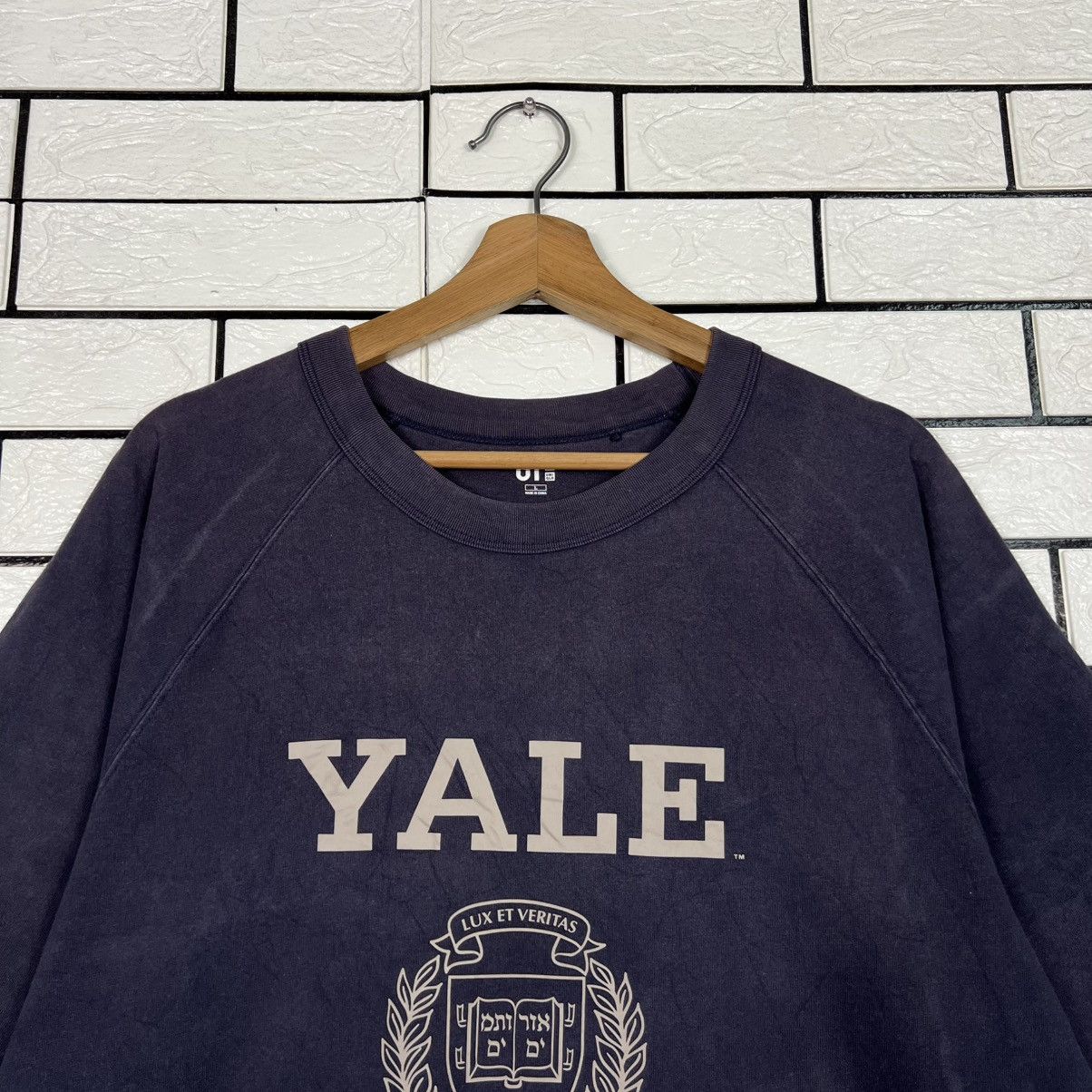 Uniqlo UNIQLO YALE University Big Logo T Shirt #4223-C192 Size US L / EU 52-54 / 3 - 2 Thumbnail