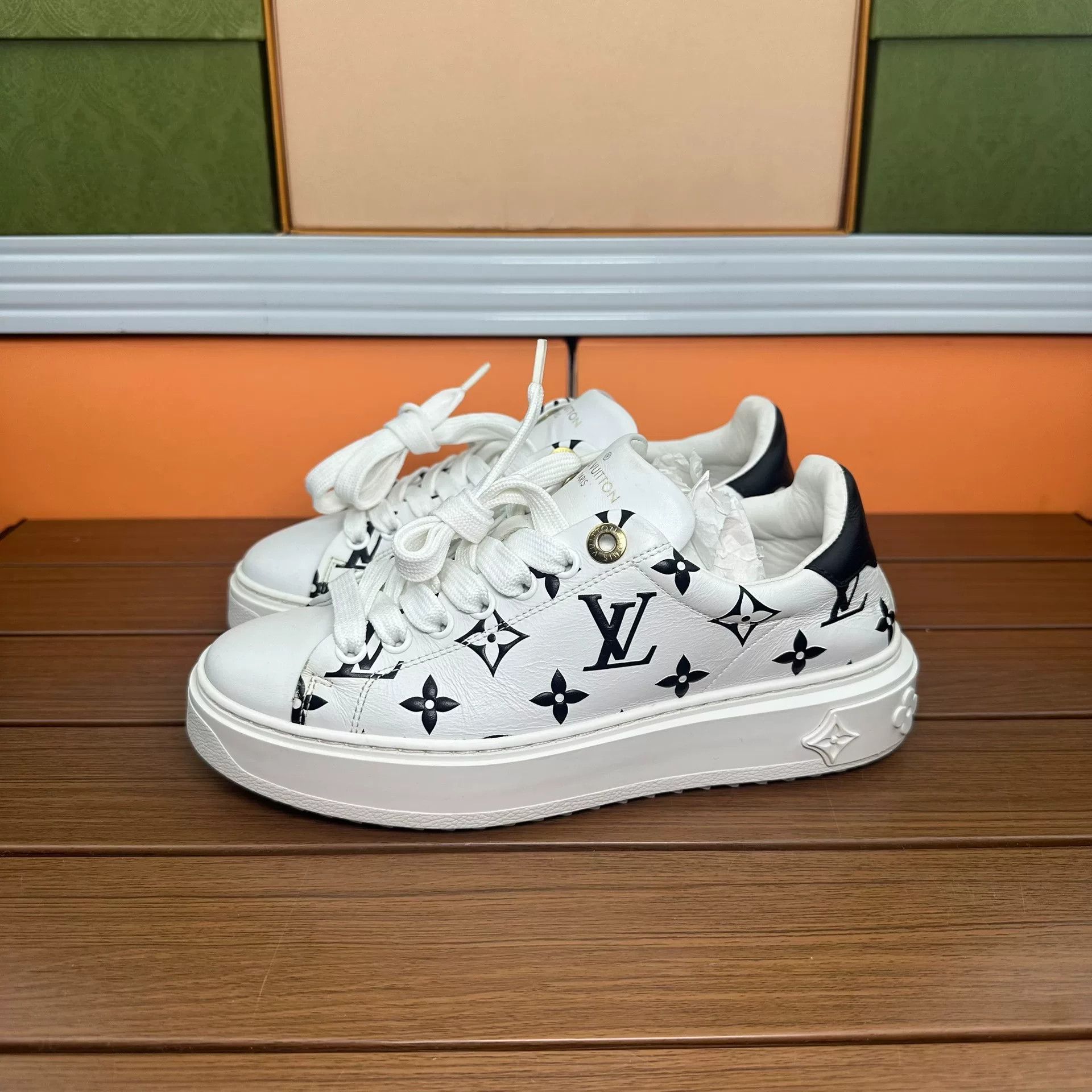 Louis Vuitton Louis Vuitton White Lowtop Sneakers it_35 Women Size US 5 / IT 35 - 1 Thumbnail