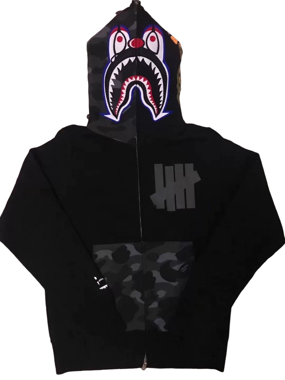 Bape × Undefeated A Bathing Ape x Undefeated Camo Shark Hoodie Size S Size US S / EU 44-46 / 1 - 1 Thumbnail