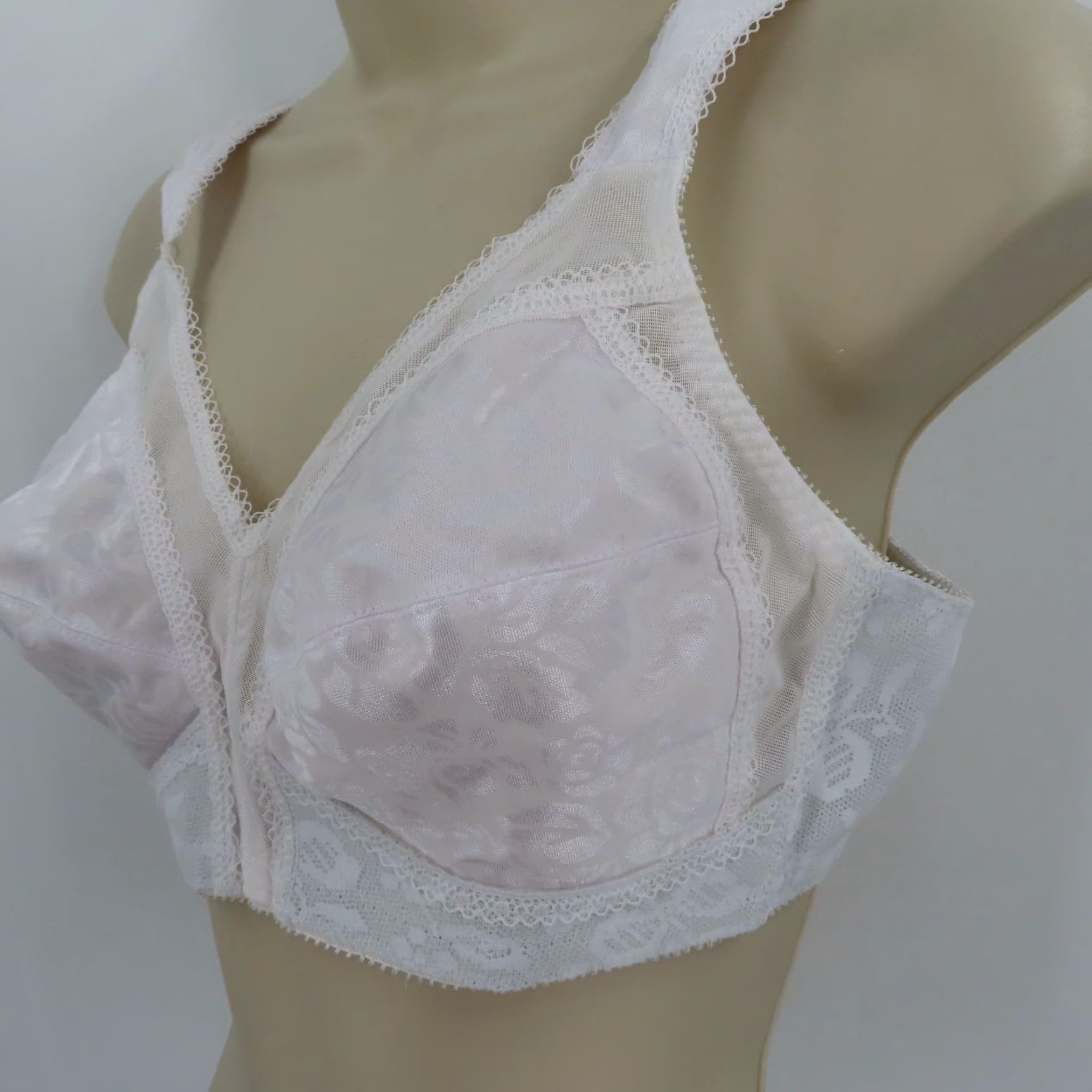 Vintage Playtex 38B Bra 18 Hour Ultimate Shoulder Comfort Wireless Unlined Wide Straps White Size ONE SIZE - 4 Thumbnail