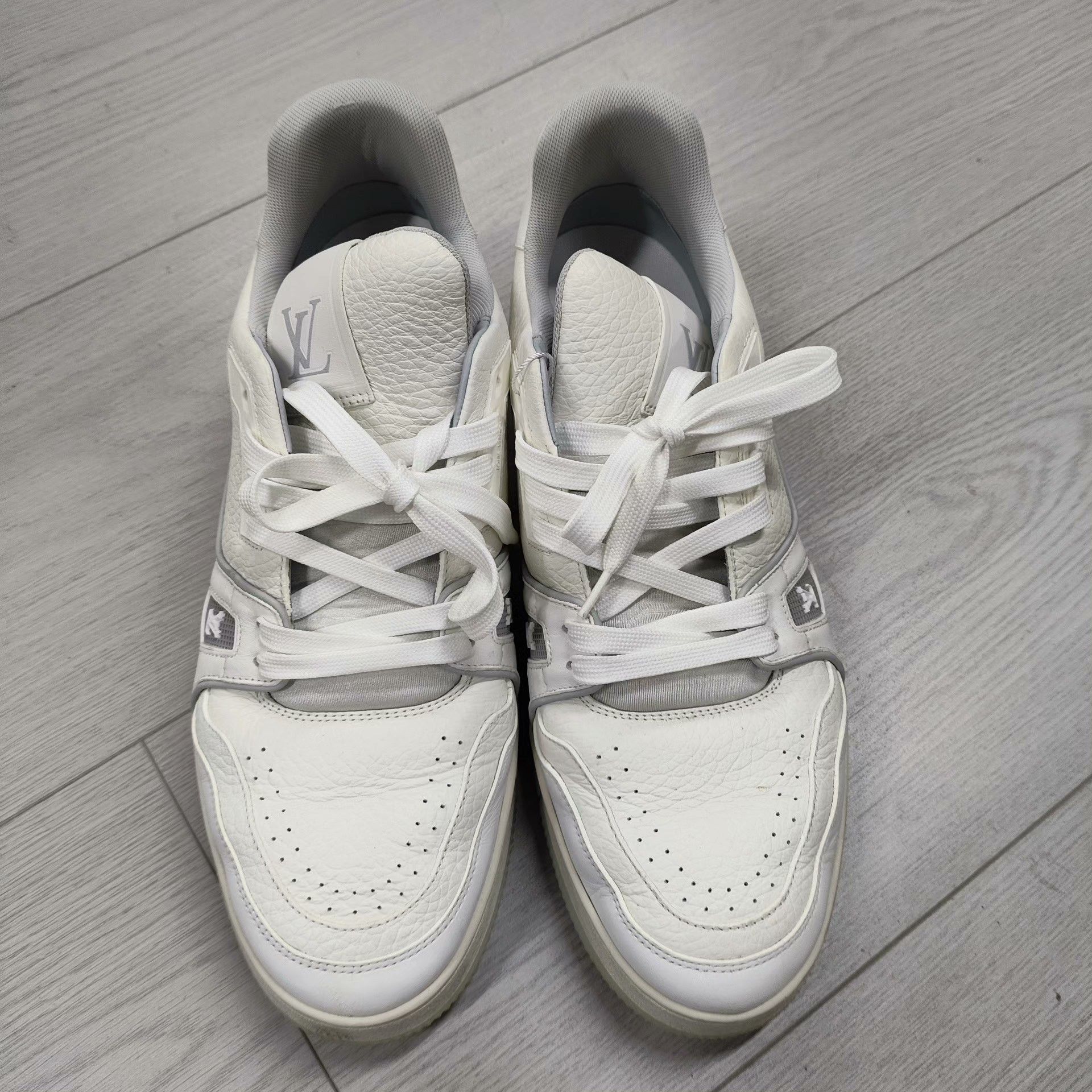 Louis Vuitton Louis Vuitton White Lowtop Sneakers 8 Women Size US 8 / IT 38 - 1 Thumbnail