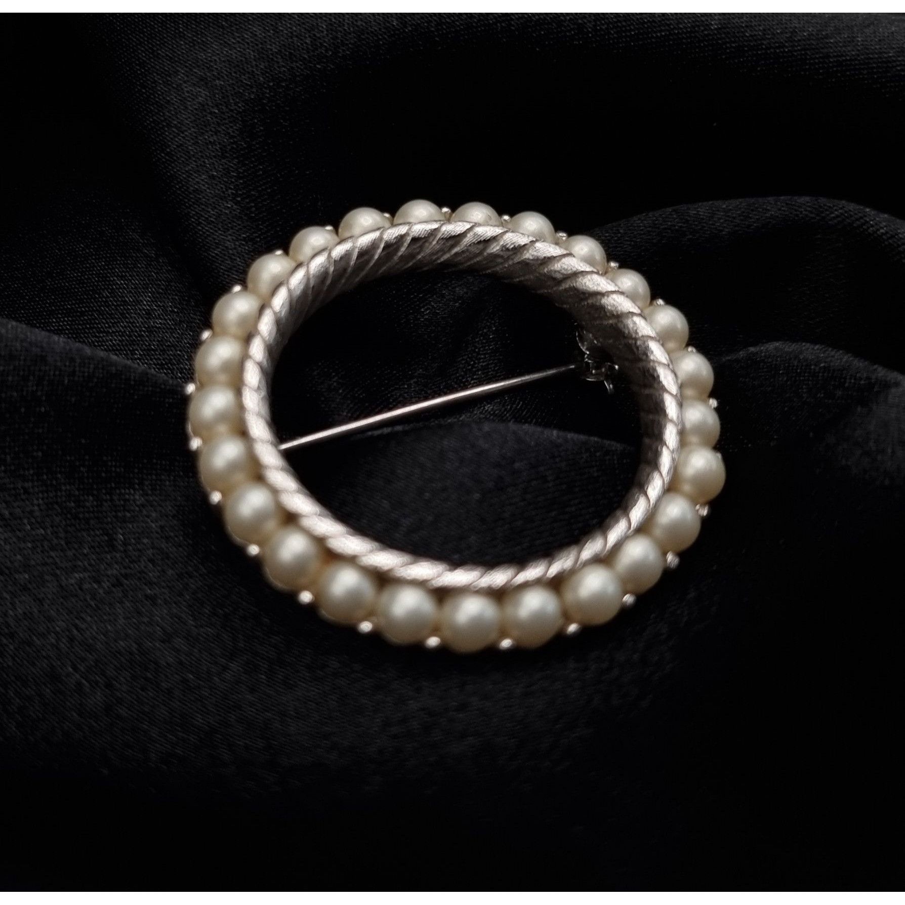 Vintage Vintage 1950's TRIFARI Signed Circle Brooch With Faux Pearls Size ONE SIZE - 5 Thumbnail