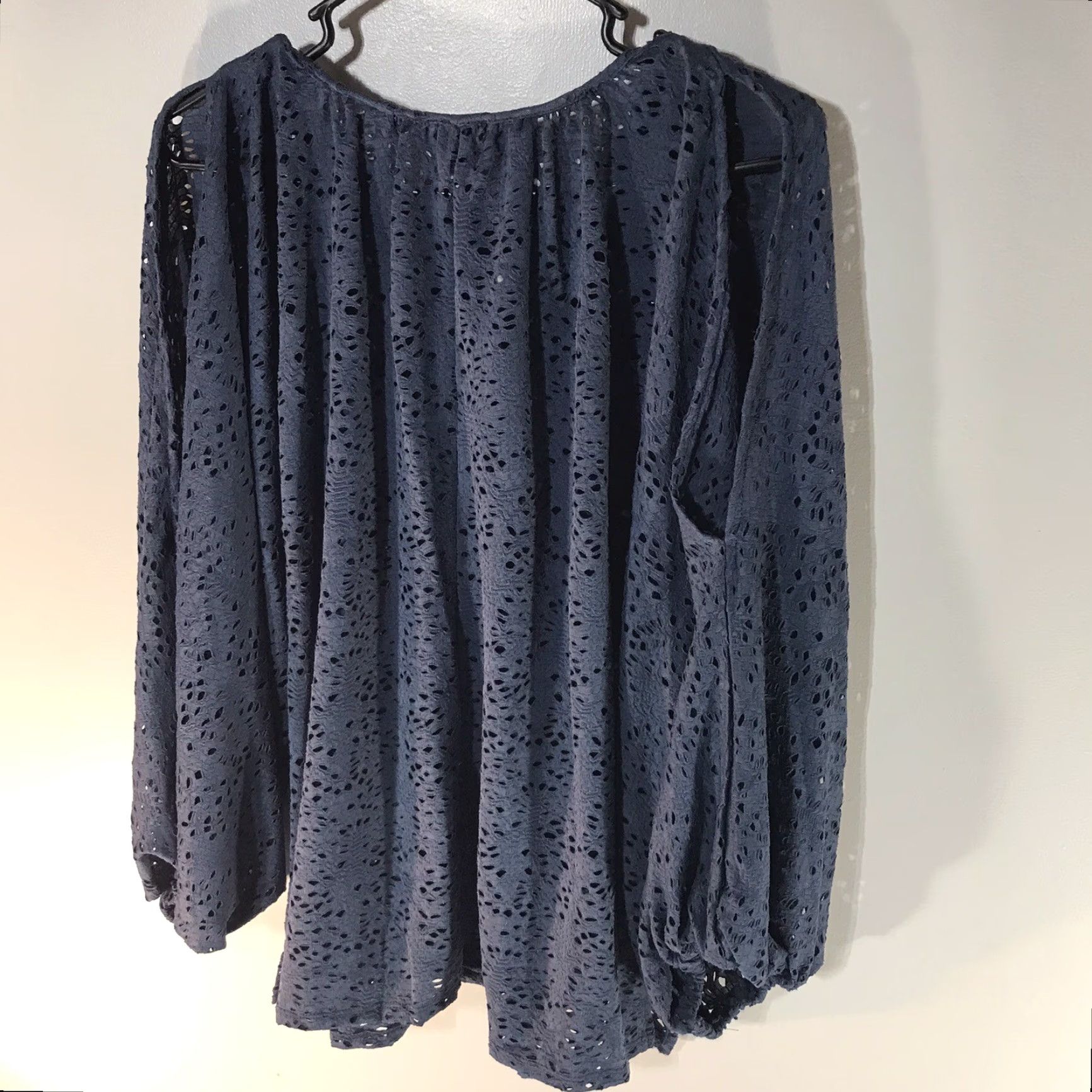 Vince Camuto Vince Camuto Blue Sheer Cold Shoulder Blouse Womens Size M Size M / US 6-8 / IT 42-44 - 3 Thumbnail