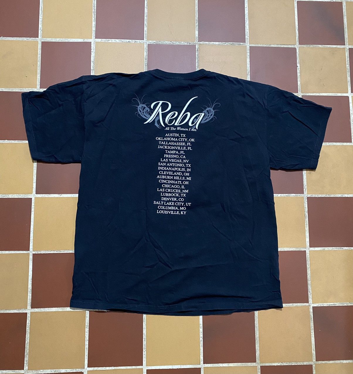 Band Tees Vintage Reba All The Women I Am Tour Shirt Size US XL / EU 56 / 4 - 3 Thumbnail