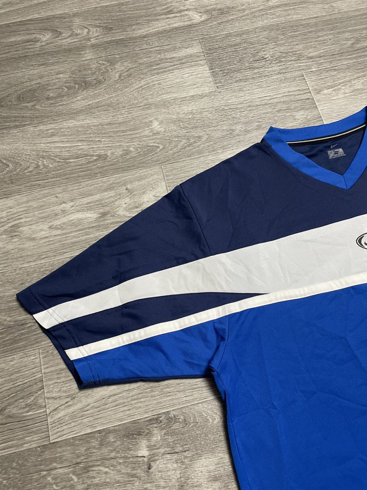 Nike Vintage Nike T90 Central Swoosh Logo Soccer Football T-Shirt Size US XL / EU 56 / 4 - 4 Thumbnail
