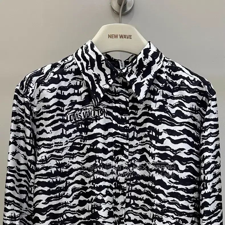 Louis Vuitton Louis Vuitton Black and white tiger stripe silk mulberry s Size XXS / US 00 / IT 34 - 2 Thumbnail