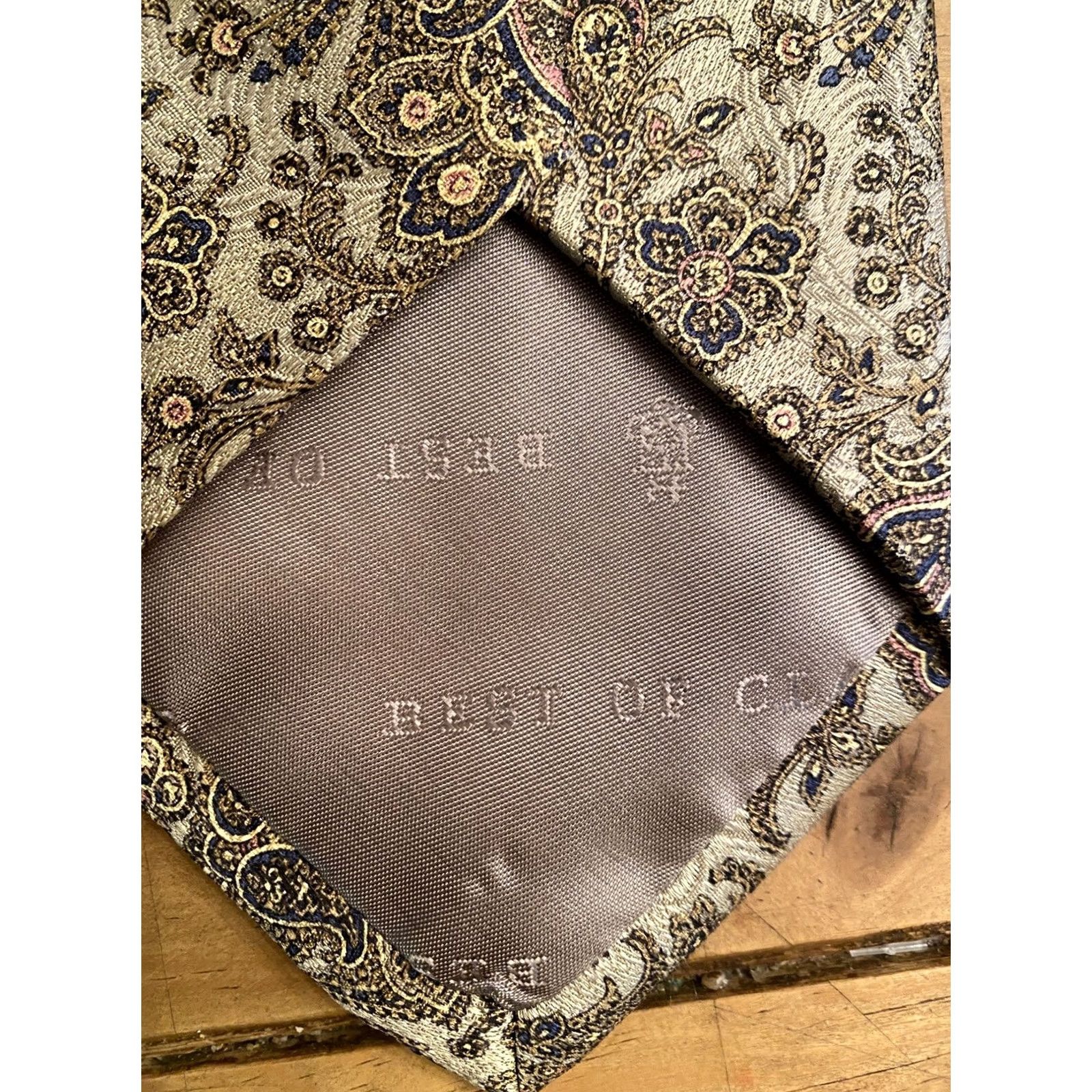 Robert Talbott VINTAGE Robert Talbott Best of Class Tie Tan Gold Paisley Hand Sewn Silk USA 56 X 3.75 Mens Tie Size ONE SIZE - 5 Thumbnail