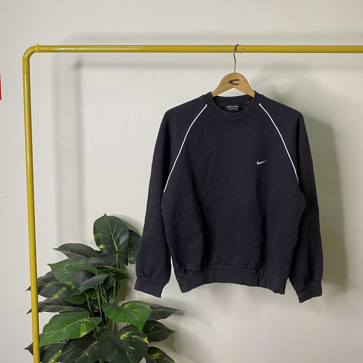 Nike × Vintage Vintage 2000s Nike Essential Embroidery Swoosh Sweatshirt Size US M / EU 48-50 / 2 - 1 Thumbnail