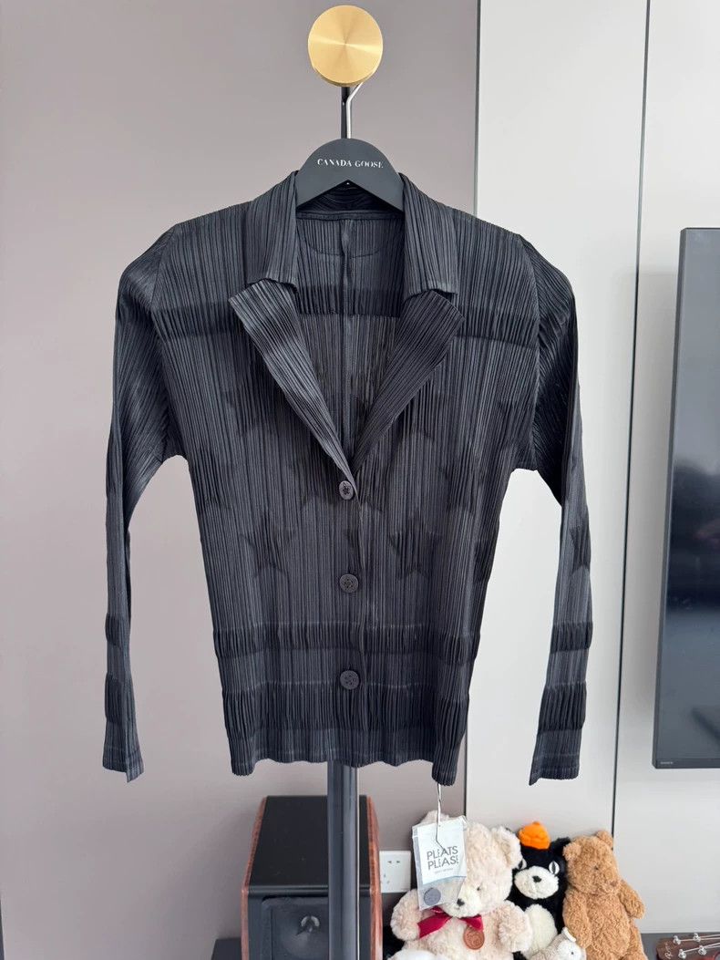 Issey Miyake size:3 Black steel-stamped star-pleated suit