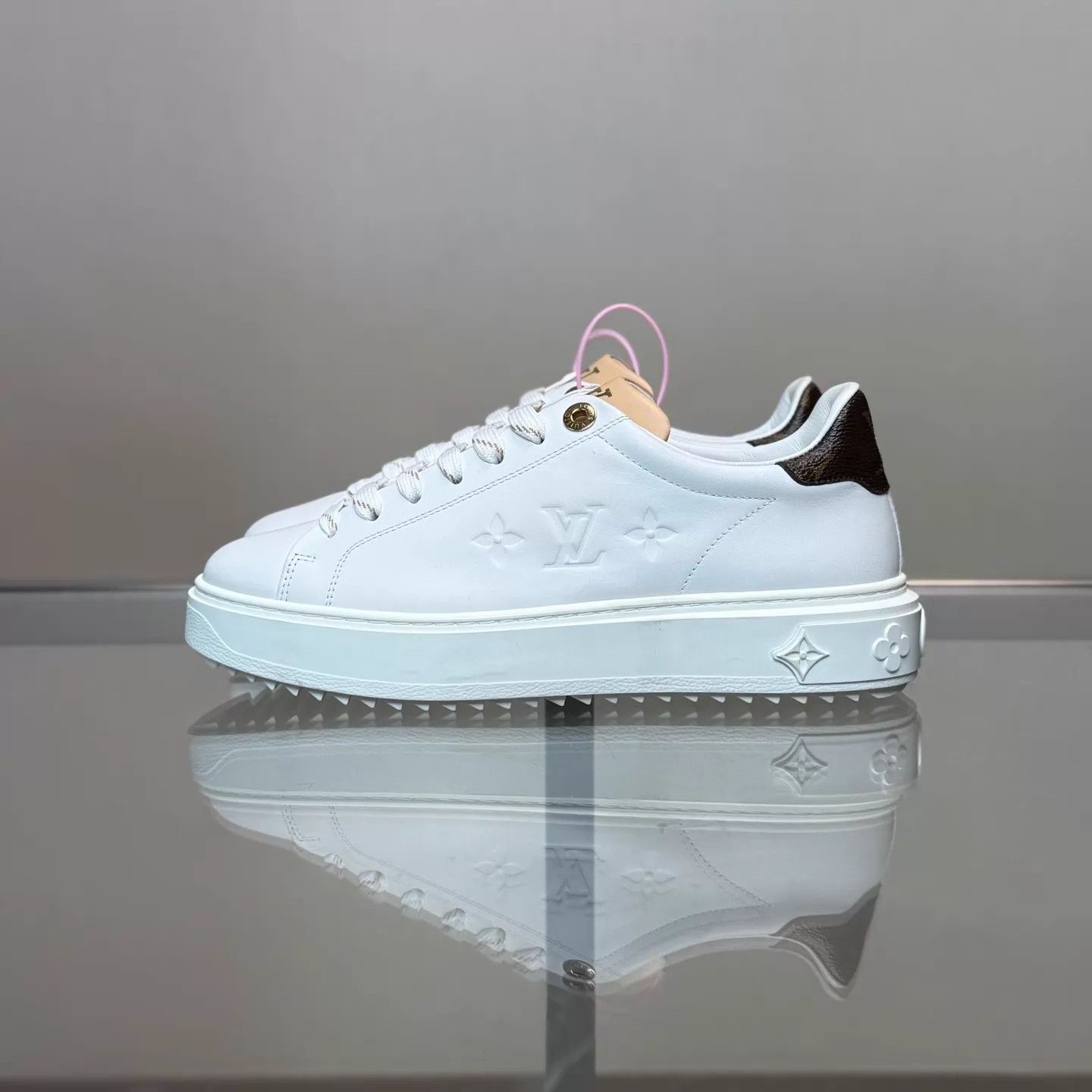 Louis Vuitton LV Time Out Monogram Charm White Sneakers EUR 37.5 Size US 7 / IT 37 - 5 Thumbnail