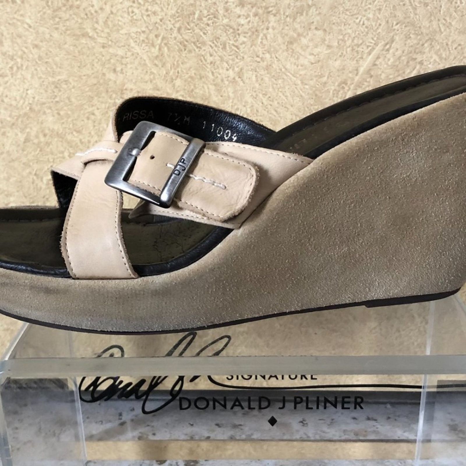 Donald Pliner Donald Pliner Beige Suede 3.5" Wedge 3/4" Platform Shoe Size US 7.5 / IT 37.5 - 4 Thumbnail