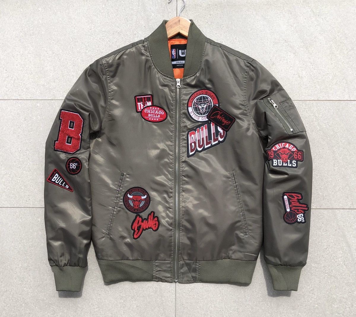 NBA CHICAGO BULLS NBA Men Bomber Jacket Olive Green Logo Patches Size US S / EU 44-46 / 1 - 2 Thumbnail