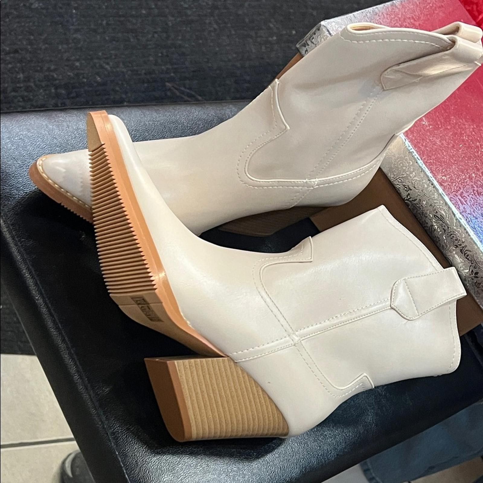 Other Chic Cream Heeled Boots Size US 7.5 / IT 37.5 - 5 Thumbnail
