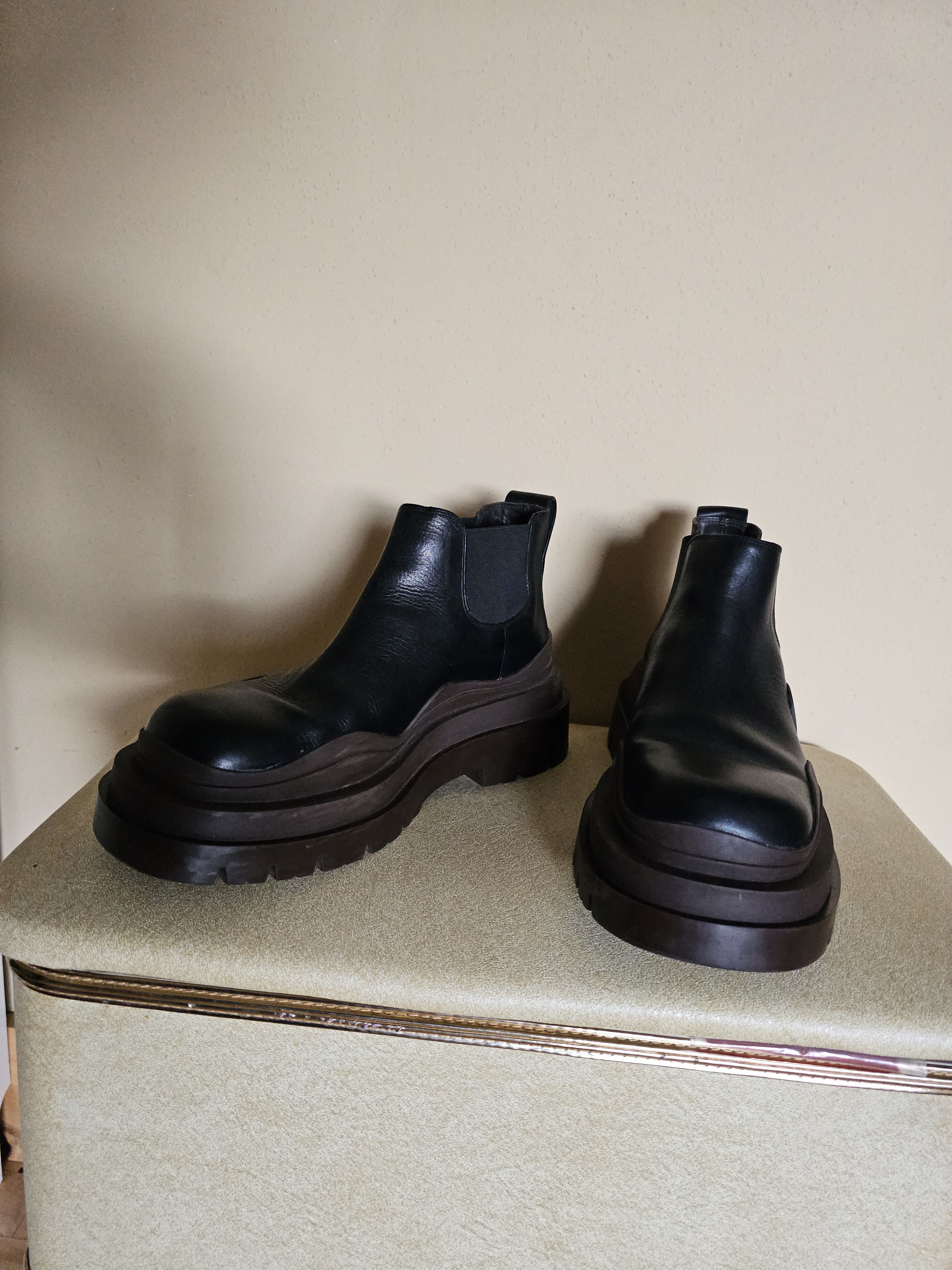 Bottega Veneta Bottega Veneta Tire Chelsea Ankle Boots (Black/Brown) Size US 7 / IT 37 - 3 Thumbnail