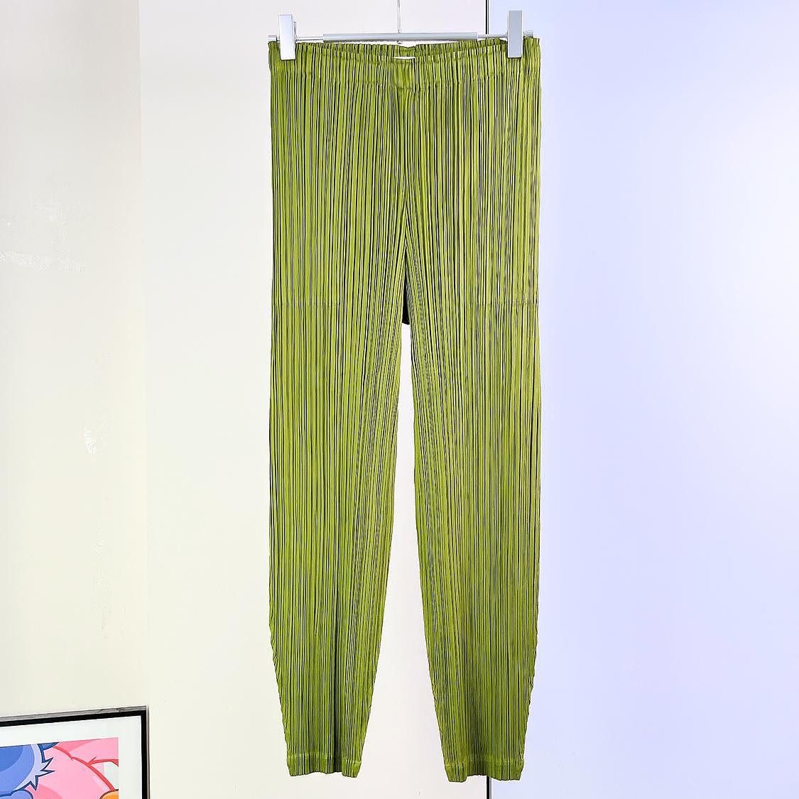 Pleats Please Issey Miyake PLEATS PLEASE ISSEY MIYAKE Green Pleated Pants Size 2 Size 28" / US 6 / IT 42 - 1 Thumbnail