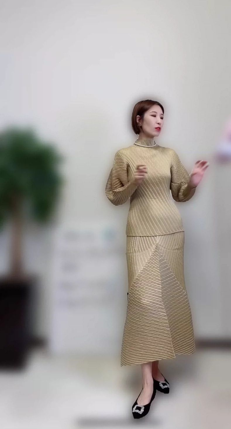 Issey Miyake Issey Miyake size:2 Moonlight gold fish-scale top Size XS / US 0-2 / IT 36-38 - 6 Thumbnail