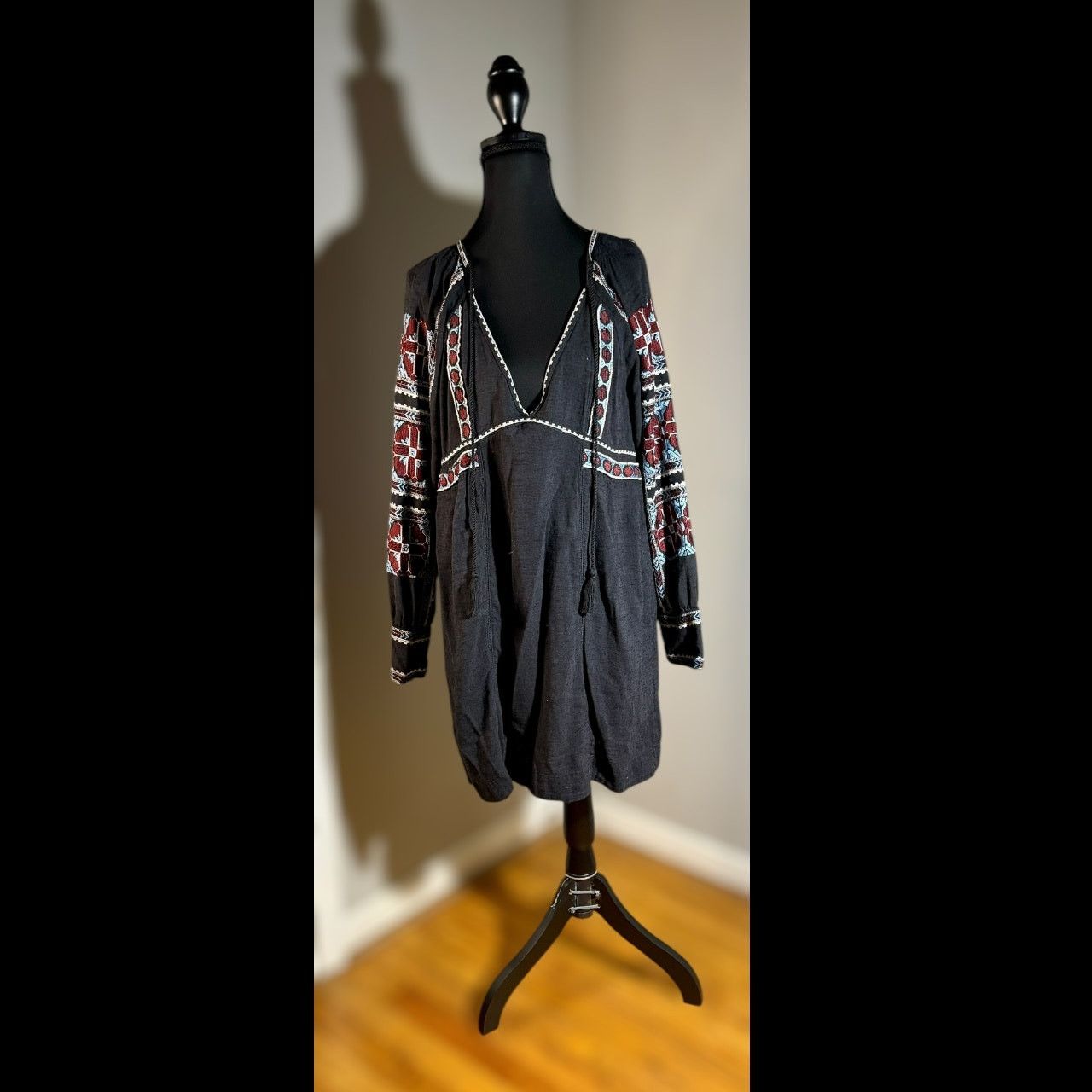 Free People Bohemian Black Dress with Embroidered Sleeves Size M / US 6-8 / IT 42-44 - 2 Thumbnail