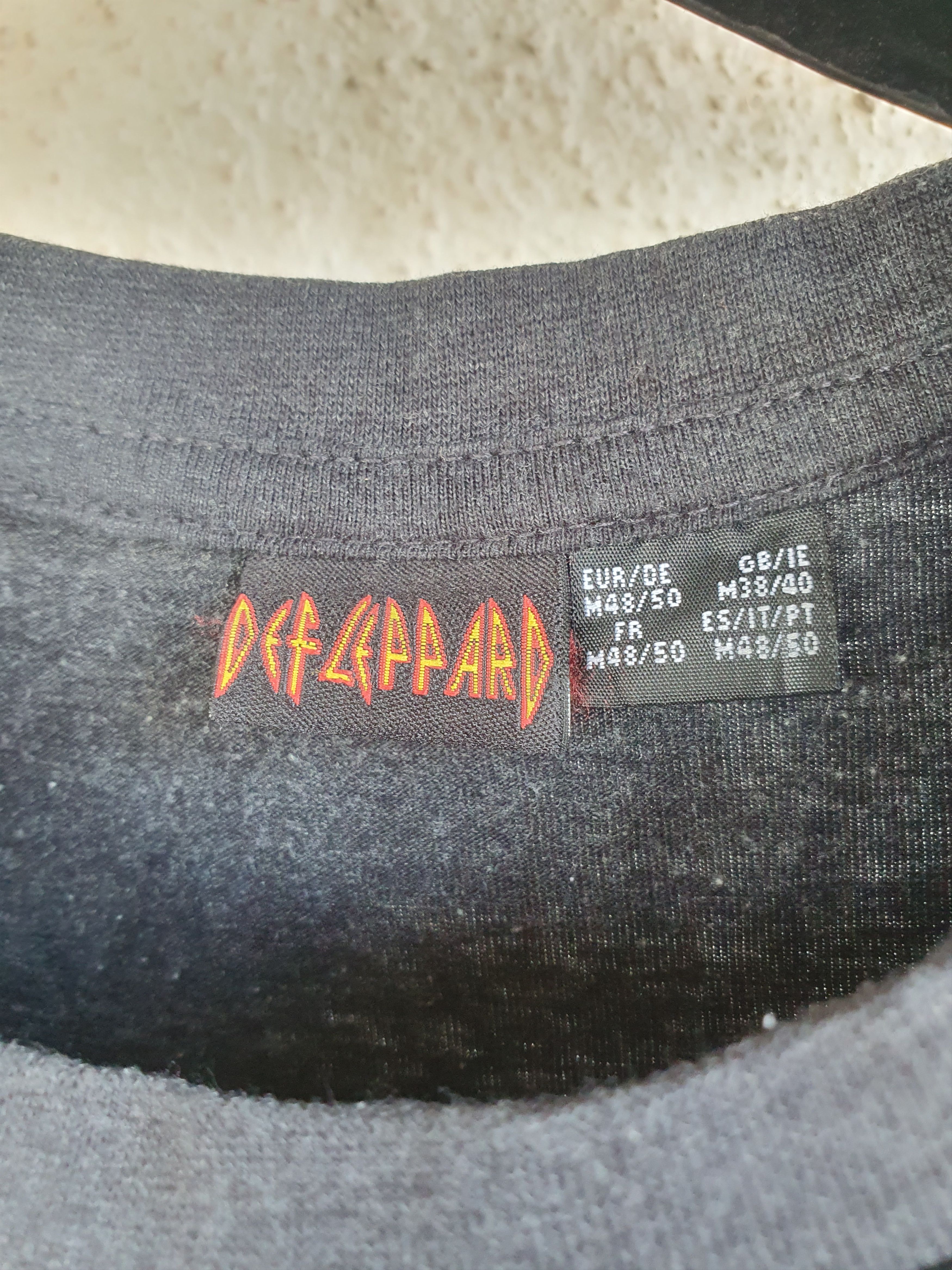 Band Tees Def Leppard Pyromania 2015 Band t-shirt sz M Size US M / EU 48-50 / 2 - 2 Thumbnail