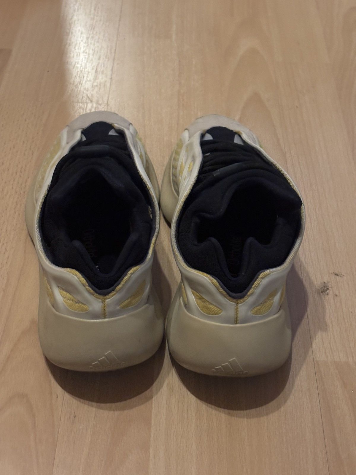 Yeezy Yeezy 700 v2 saflower Size US 11 / EU 44 - 4 Thumbnail