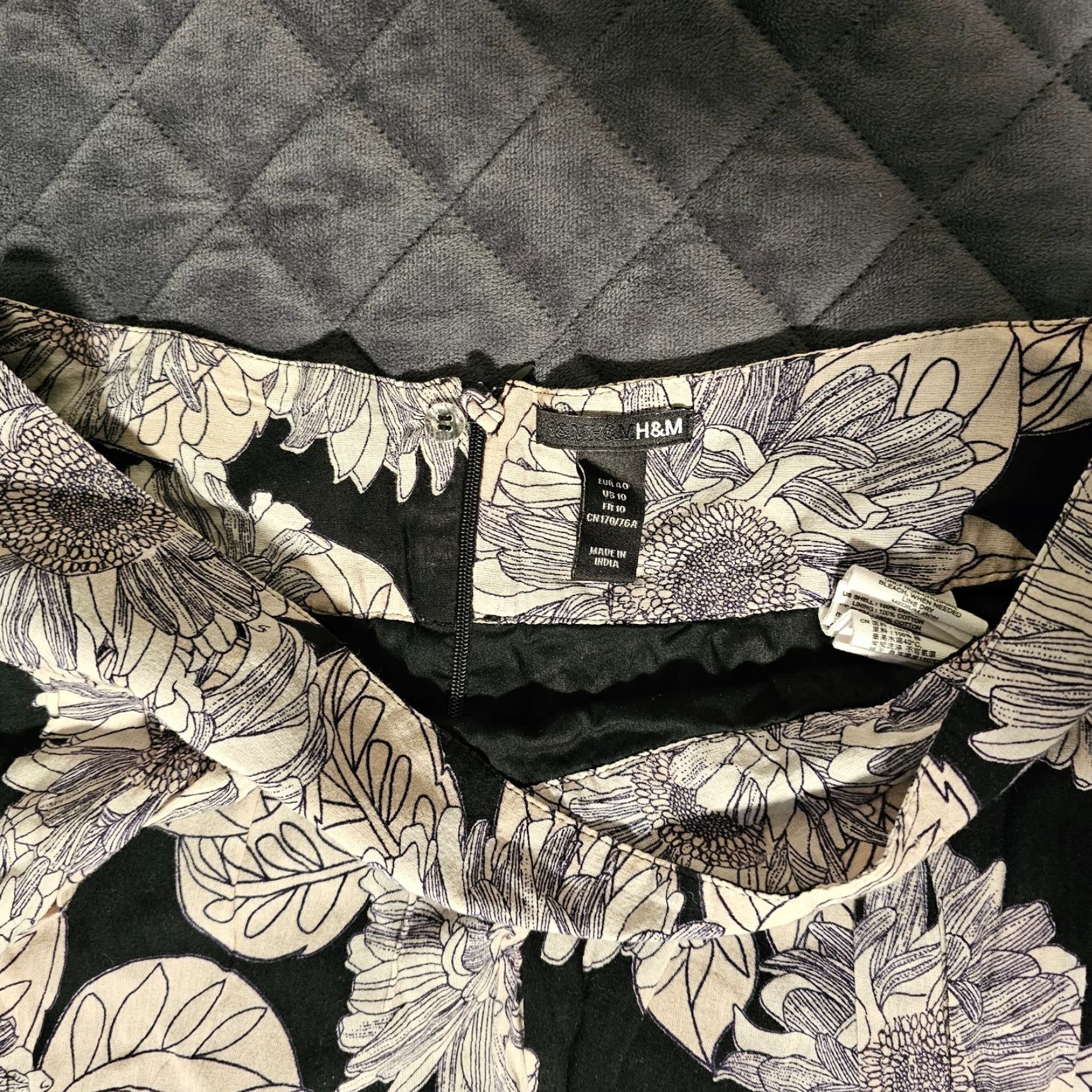 H&M H&M Women's Skirt 10 Black White Floral Short Zipper Casual Size 32" / US 10 / IT 46 - 2 Thumbnail
