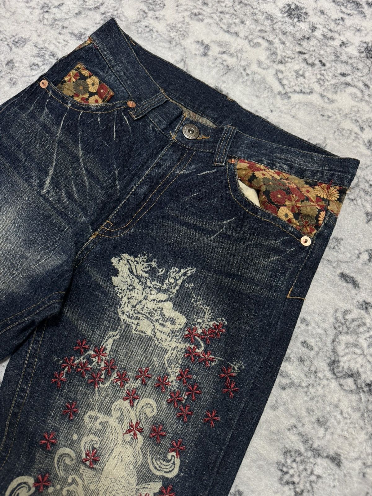 Japanese Brand JAPANESE BRAND KOI FISH KARAKURI STYLE DISTERSSED DENIM JEAN Size US 32 / EU 48 - 4 Thumbnail