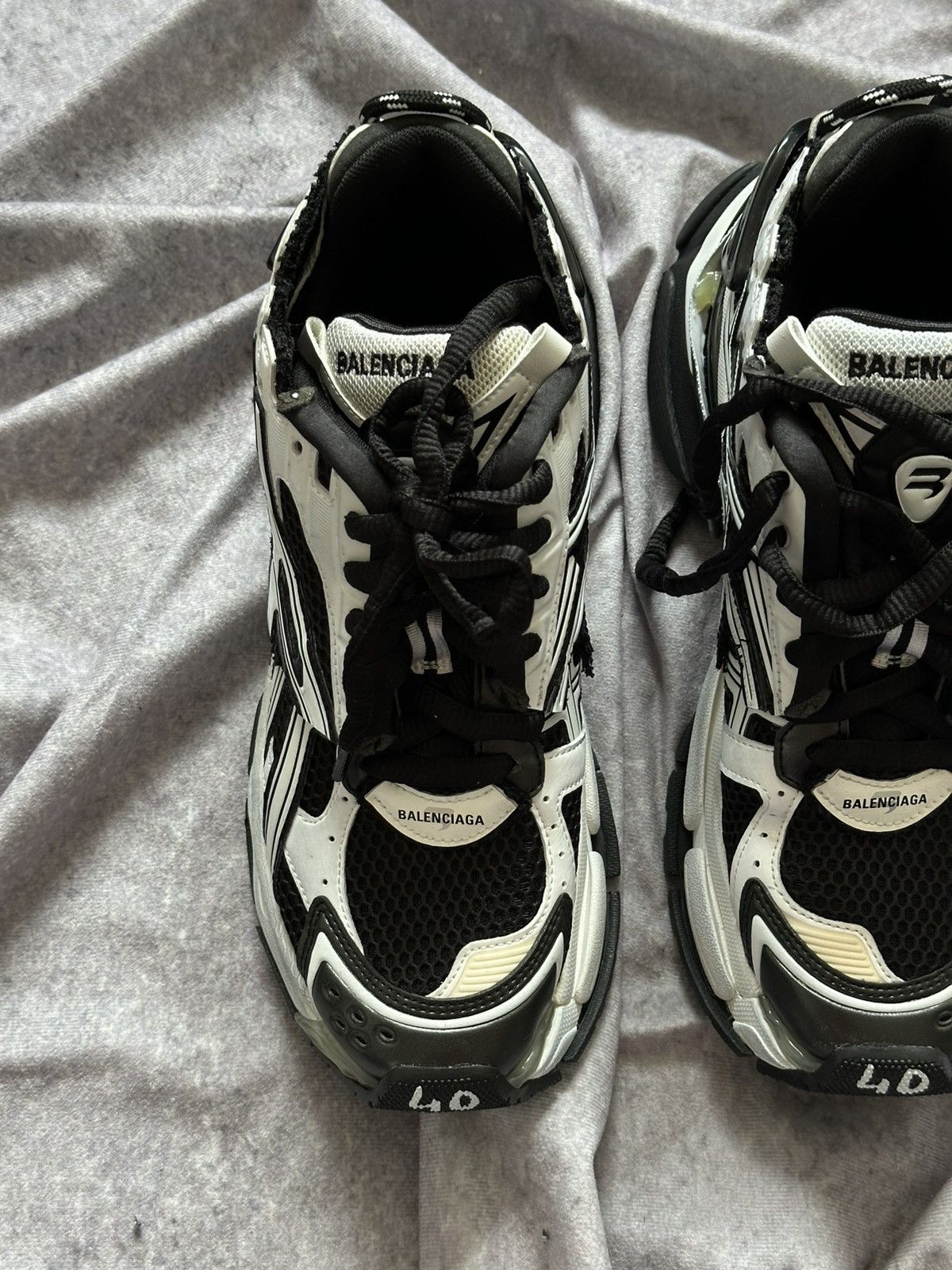 Balenciaga Balenciaga Runner White / Black Sneakers Shoes Size US 7 / EU 40 - 8 Thumbnail