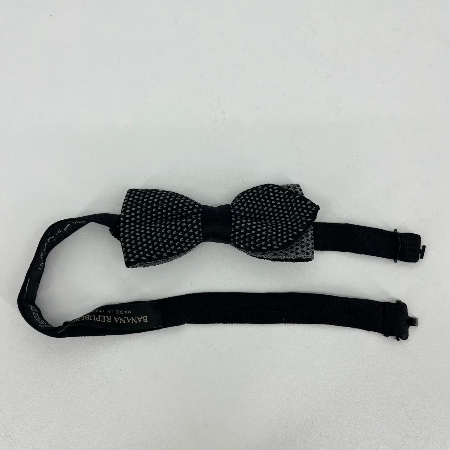 Banana Republic Banana Republic Bow Tie Men’s One Size Gray 100% Silk Adjustable Geometric Bow Tie Classic Width Silk Designer Preppy Mens Size ONE SIZE - 2 Thumbnail