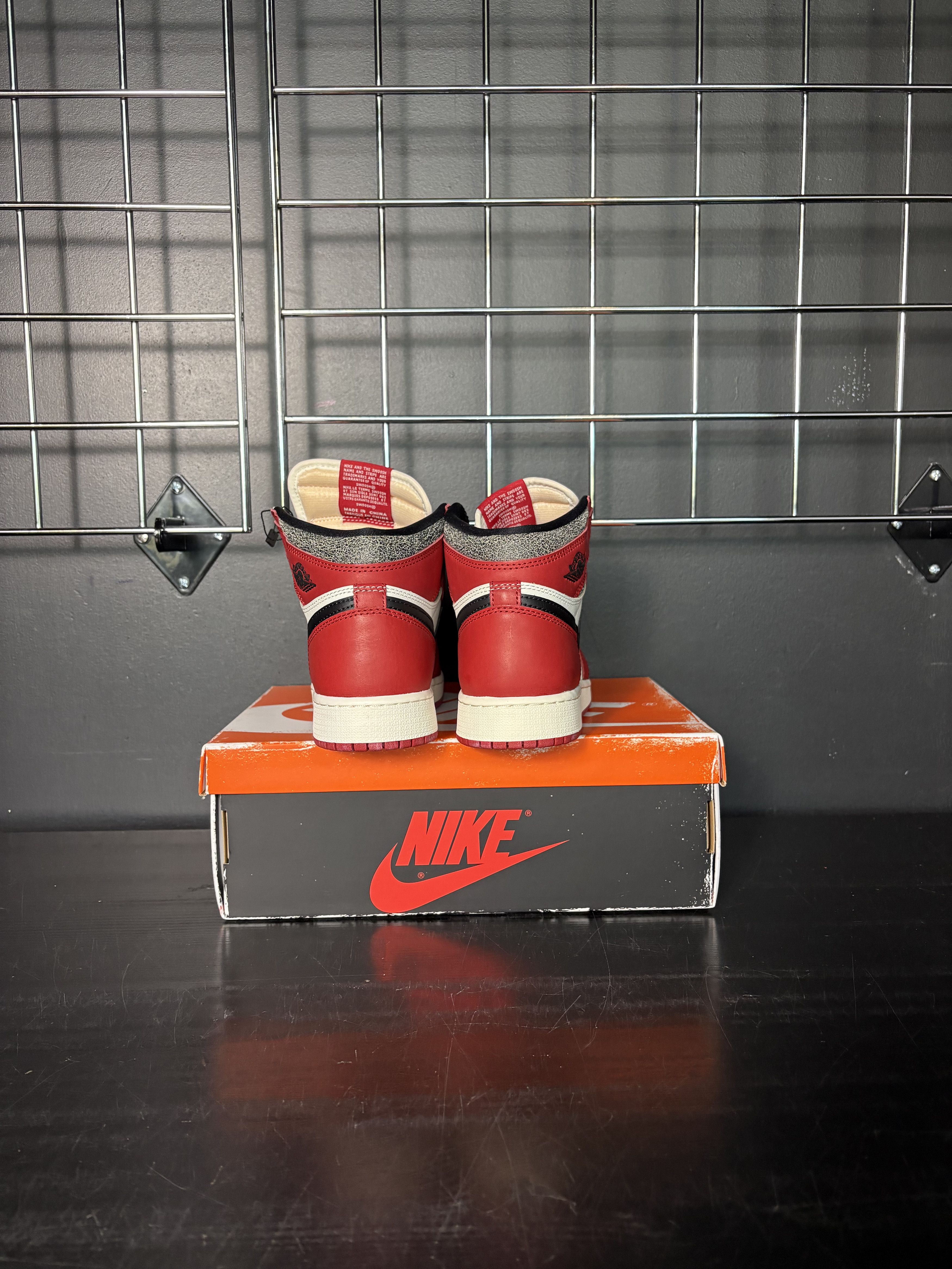 Jordan Brand Air Jordan 1 Retro High OG Chicago "Lost and Found" (GS) Size US 5.5 / EU 38 - 3 Thumbnail