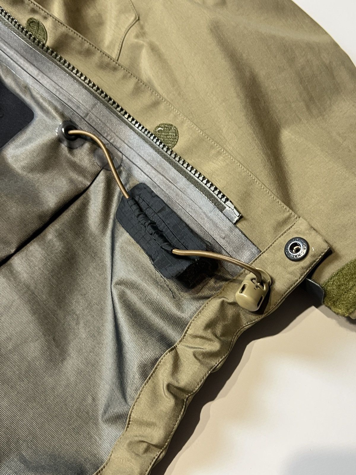 Arc'teryx Arc'teryx LEAF Alpha Gen 1 Jacket – Crocodile / Gore-Tex Size US XL / EU 56 / 4 - 11 Thumbnail