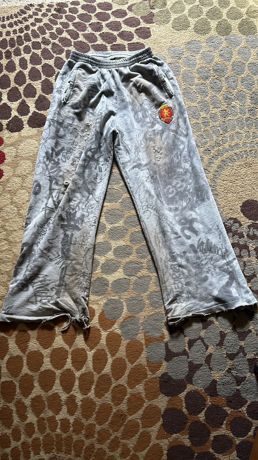 Balenciaga Balenciaga Grey Skater Graffiti Sweatpants Size US 32 / EU 48 - 1 Thumbnail