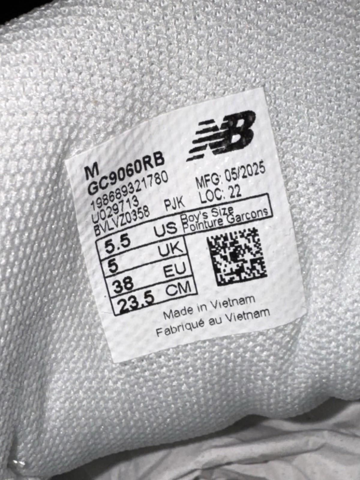 New Balance Size 6Y - New Balance 9060 Reflection Black (Mismatch!!) Size US 6 / EU 39 - 8 Thumbnail