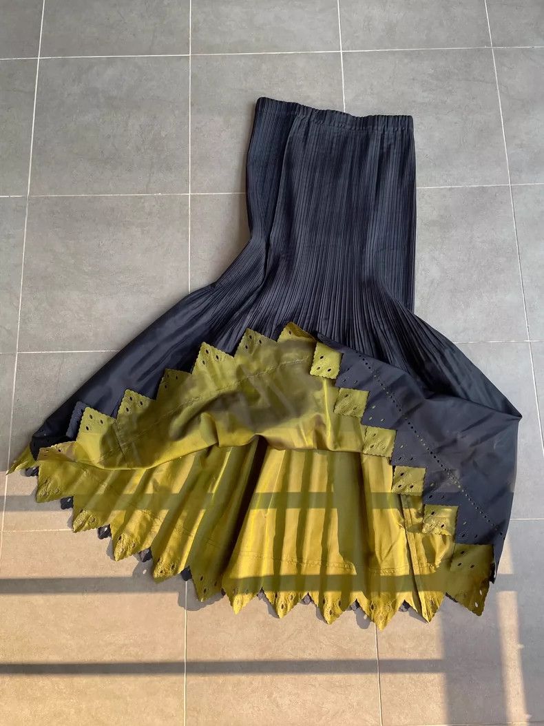 Issey Miyake Issey Miyake size:2 Black laser lace skirt Size 22" - 3 Thumbnail