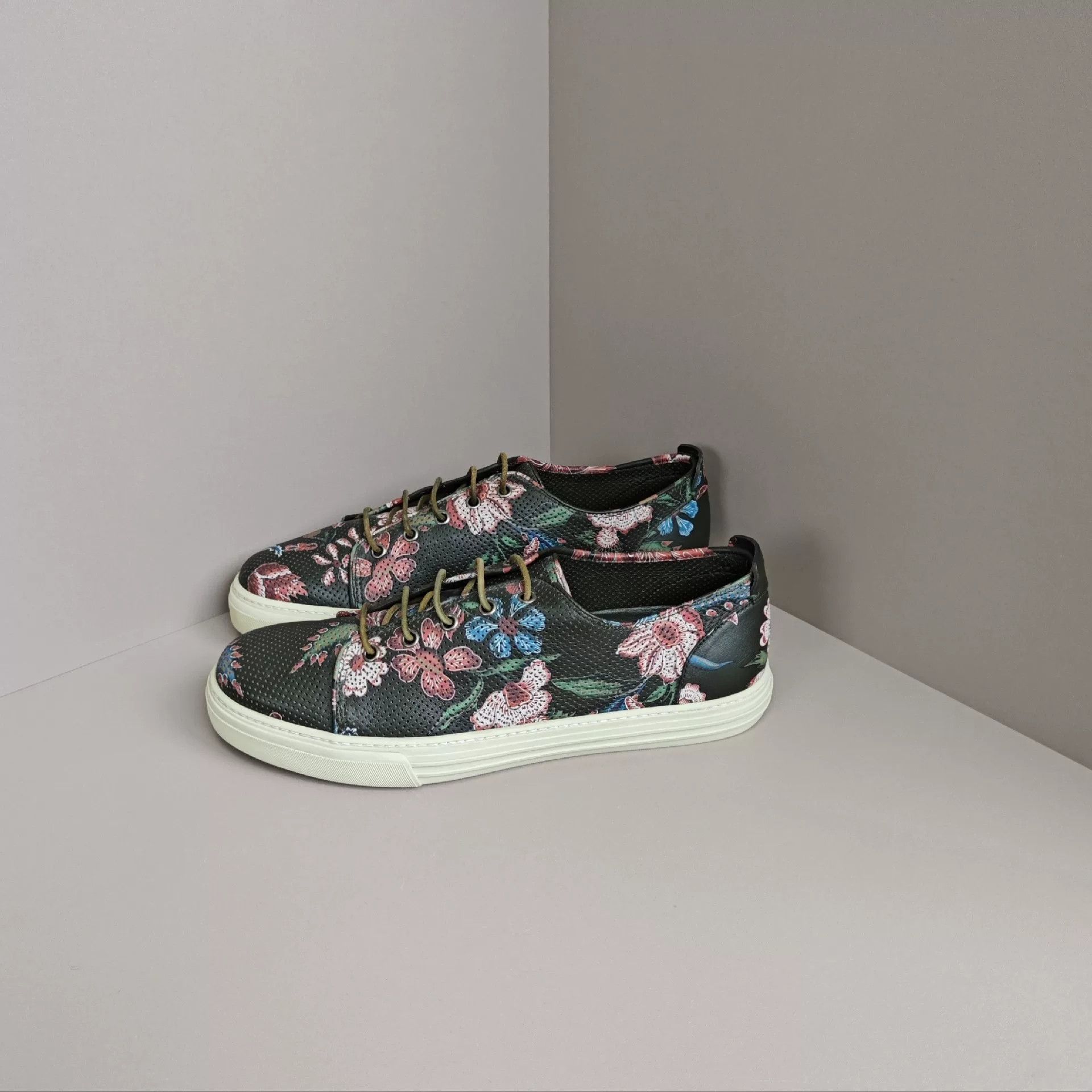 Gucci Gucci Floral Lowtop Sneakers 10 Men Size US 10 / EU 43 - 1 Thumbnail