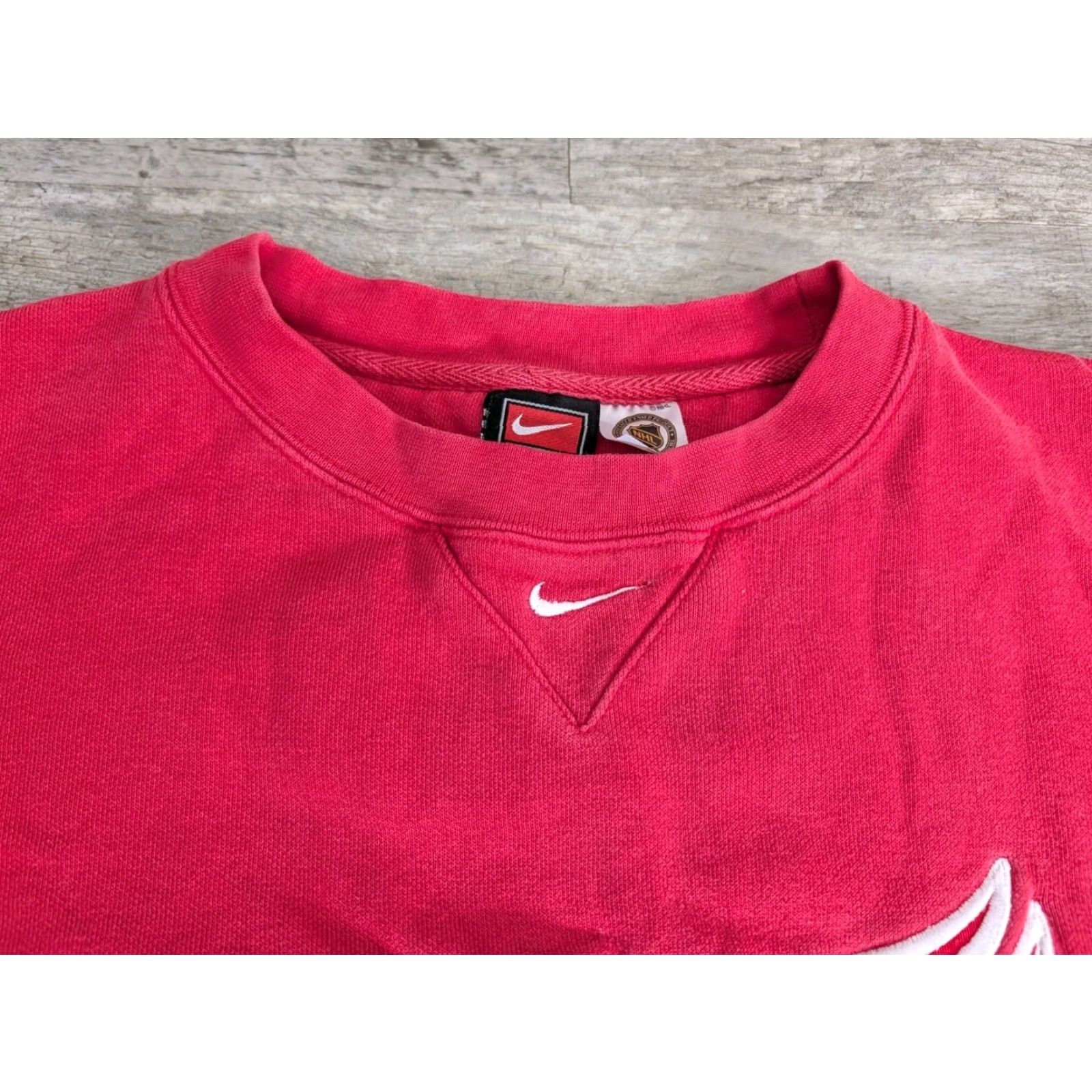 Nike VINTAGE Nike Team Detroit Red Wings Center Swoosh Crewneck Sweatshirt M Red Tigers? (Note: Original title provided) Size US M / EU 48-50 / 2 - 2 Thumbnail