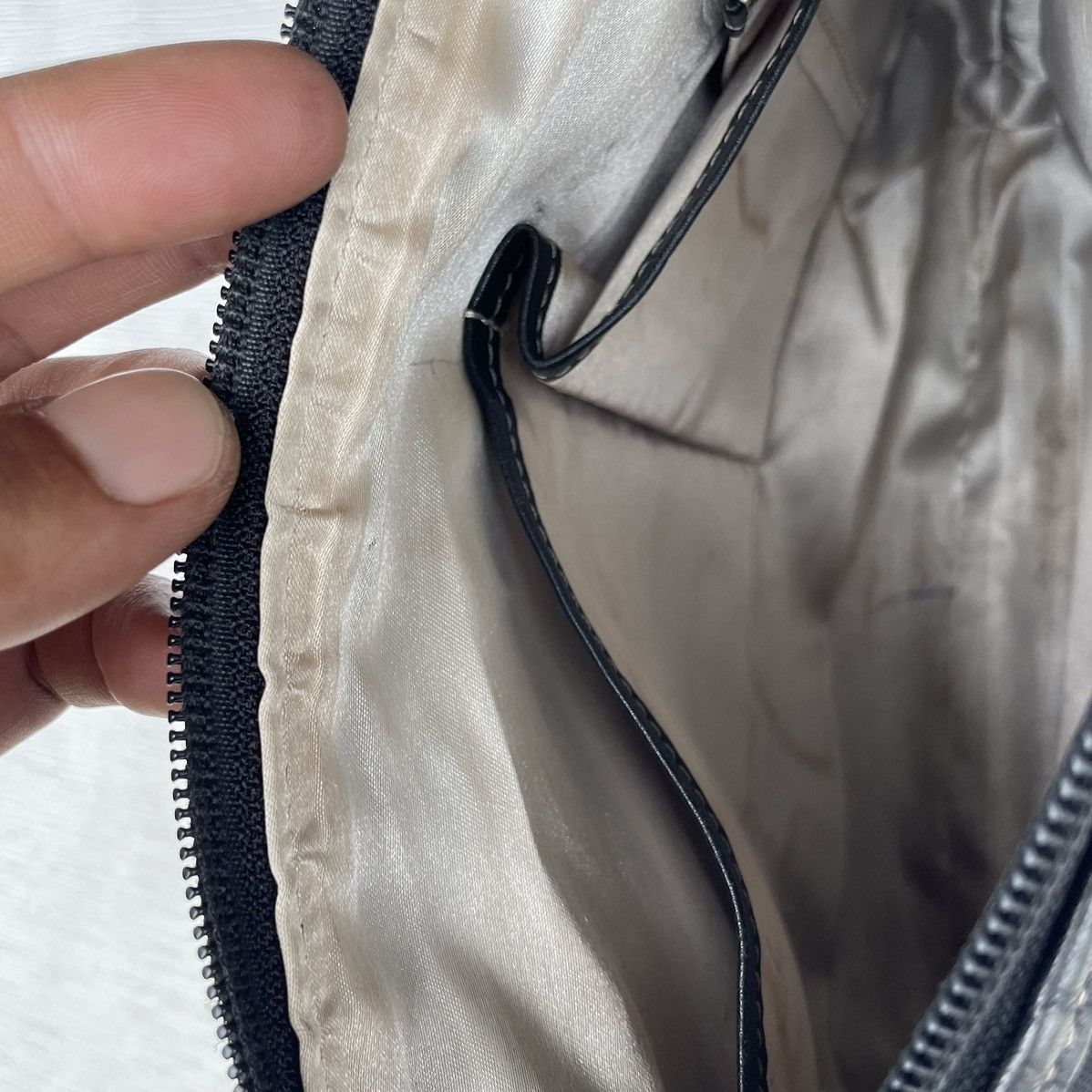 Japanese Brand × Ungaro Paris U by Ungaro Unisex Black Crossbody Trim by Leather Size ONE SIZE - 11 Thumbnail